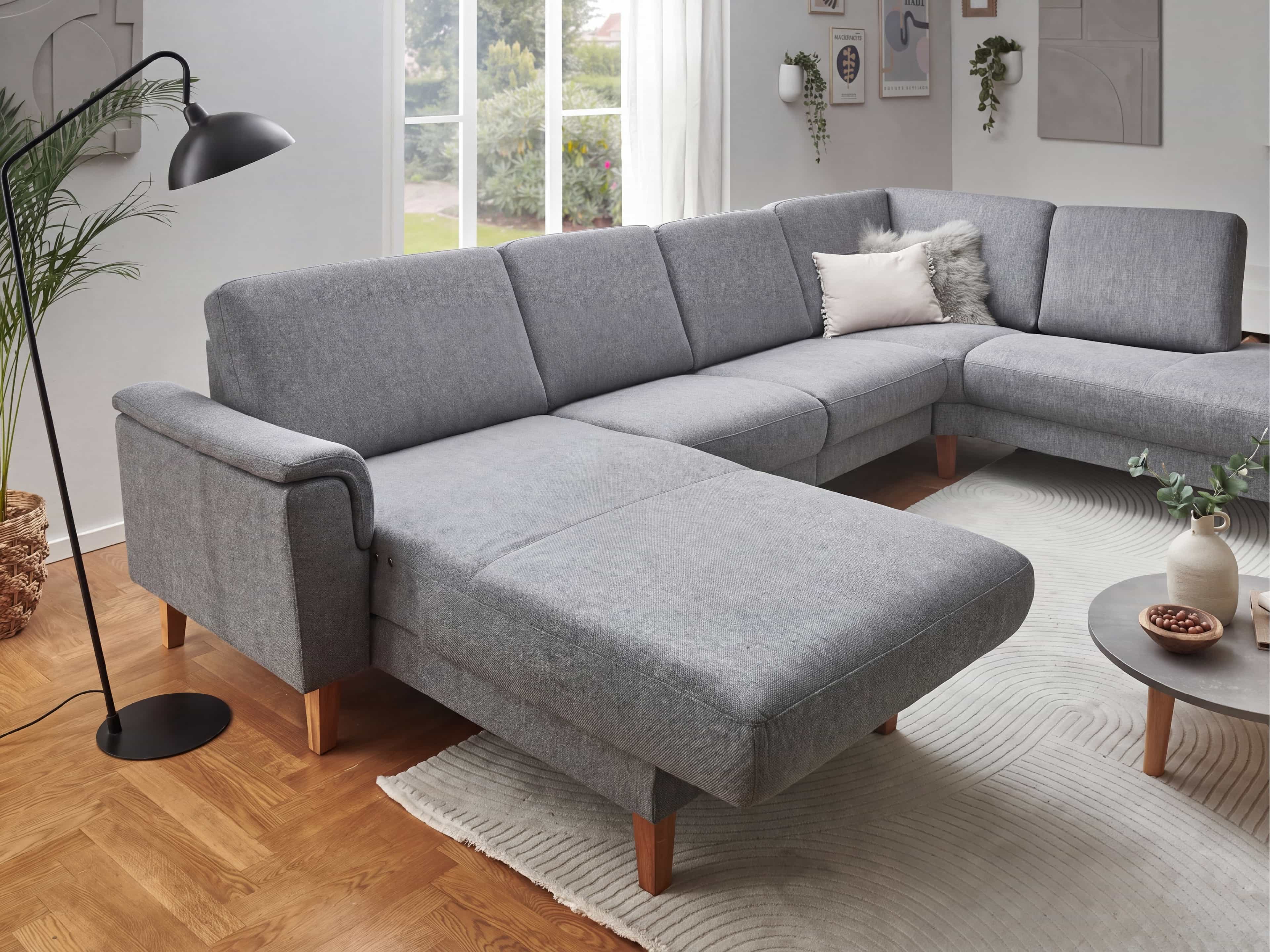 Ecksofa Kabs Polsterwelt mit grauem Stoffbezug, gepolsterter Rückenlehne und Holzfüßen