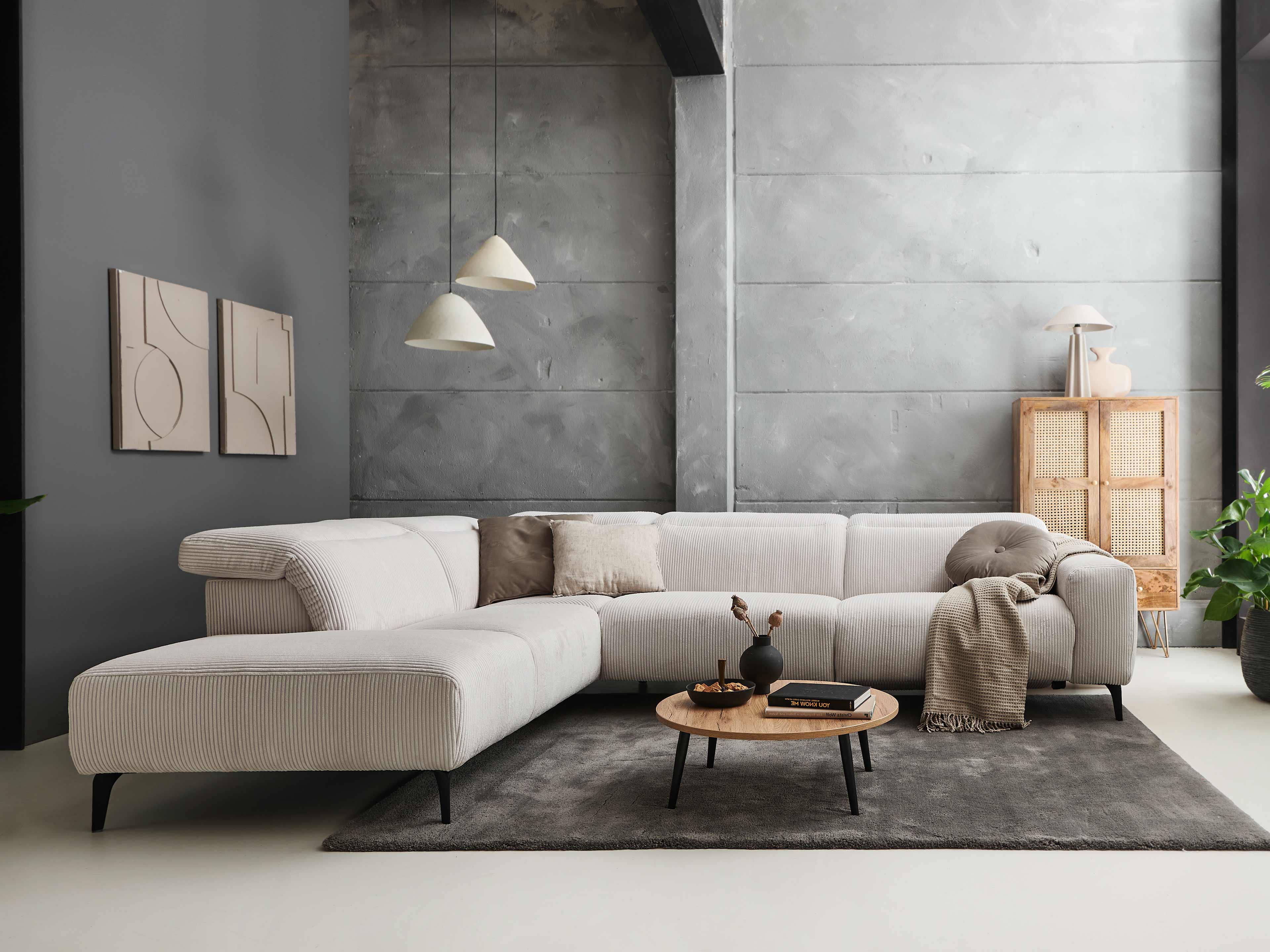 Ecksofa Kabs Polsterwelt mit hellem Cordbezug, L-Form, gepolsterten Armlehnen und schwarzen Füßen