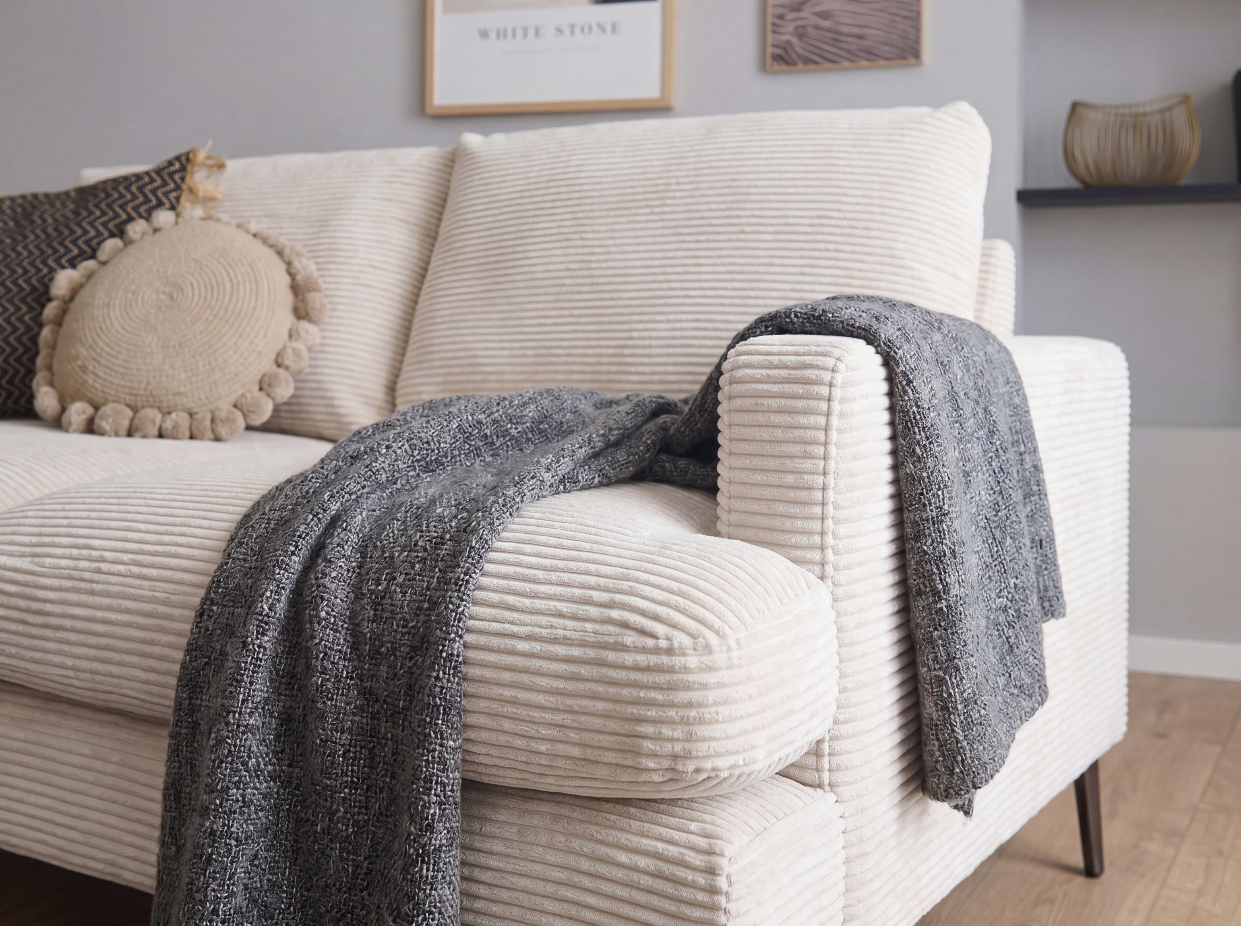 2-Sitzer Sofa Cord Tokio in creme mit breiten Armlehnen, sichtbarer Längsrillenstruktur