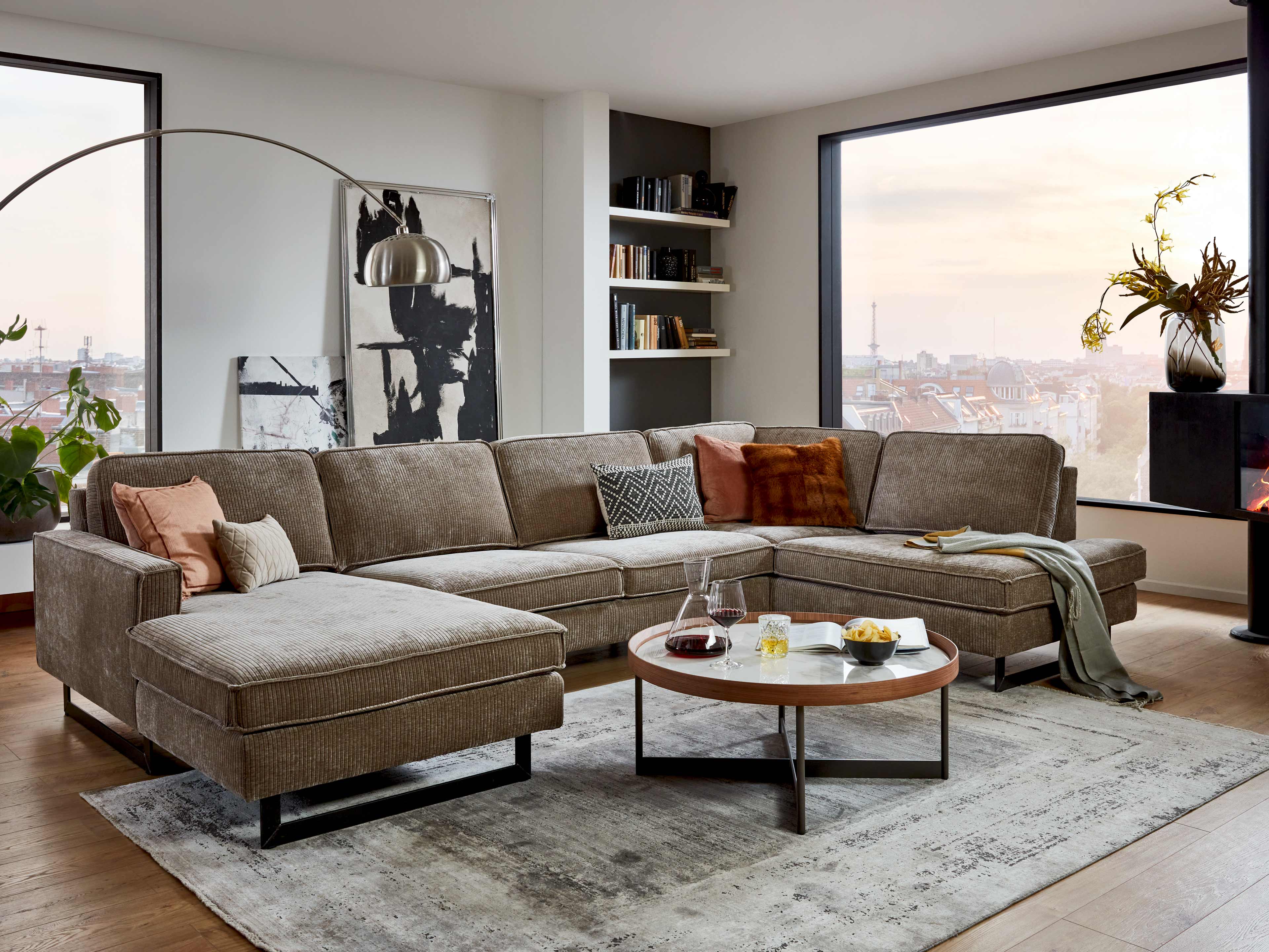 Ecksofa Kabs Polsterwelt mit braunem Cordbezug, gepolsterter Rückenlehne und schwarzen Metallfüßen