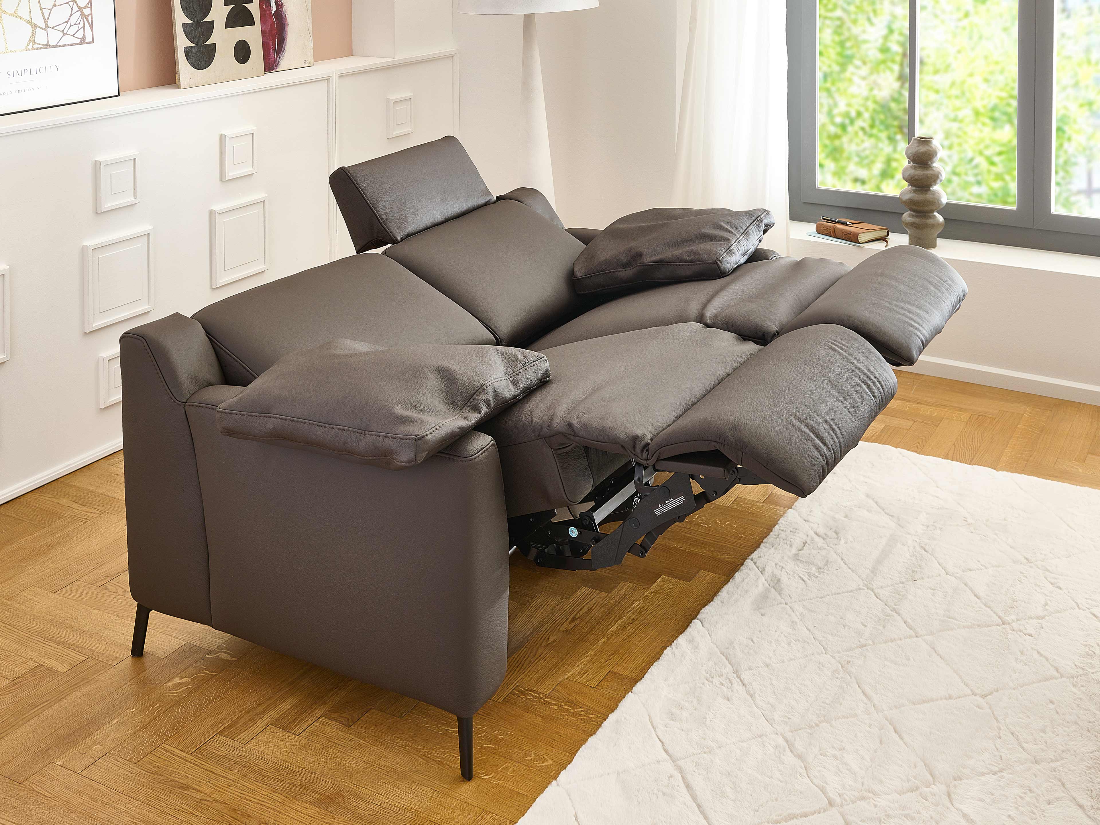 2-Sitzer Sofa mit Relaxfunktion, brauner Lederbezug, gepolsterte Rückenlehne, hohe Armlehnen
