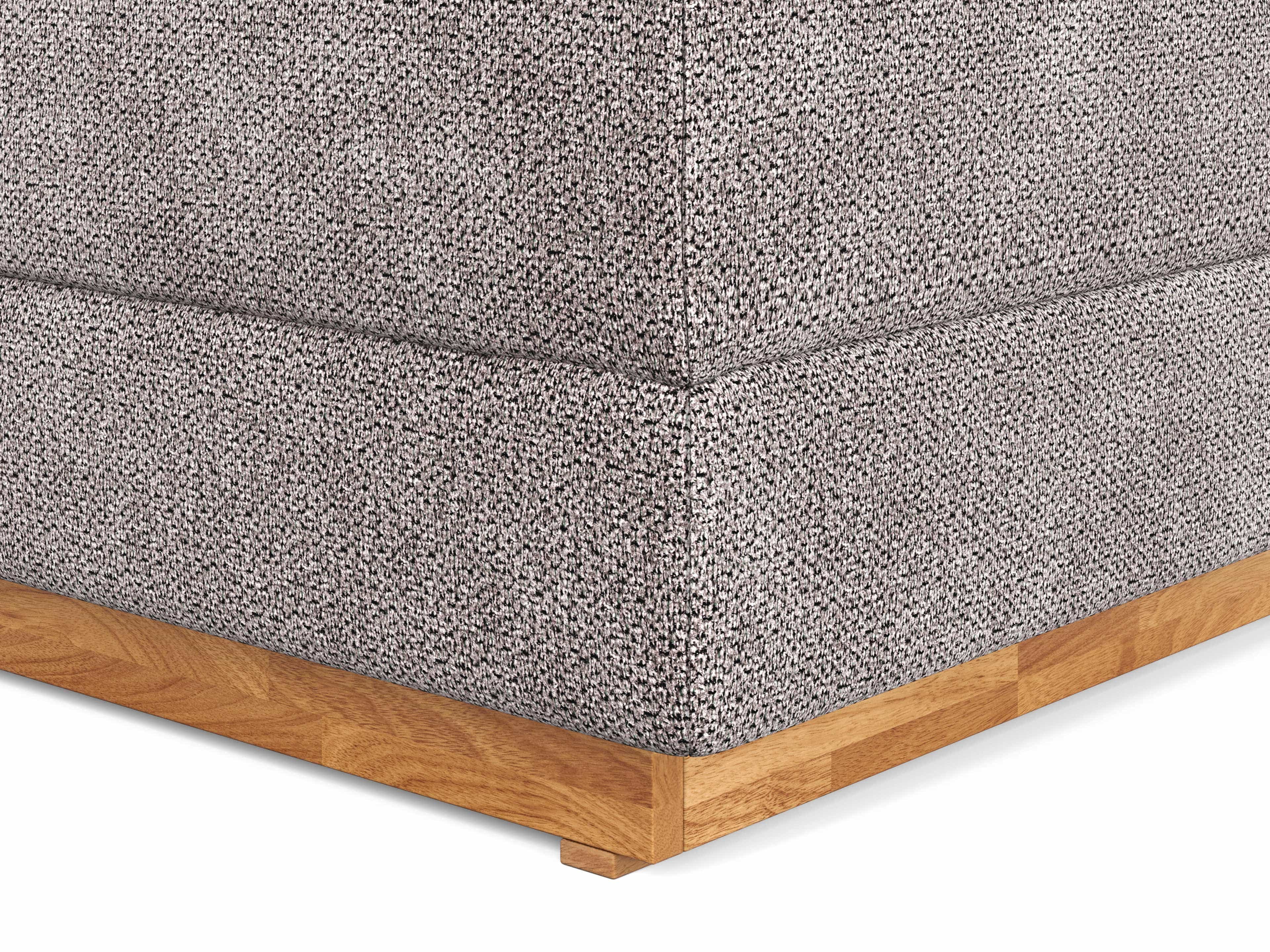 Boxspringbett Calvius – Detailansicht des grauen Strukturbezugs mit Sockel in Holzoptik