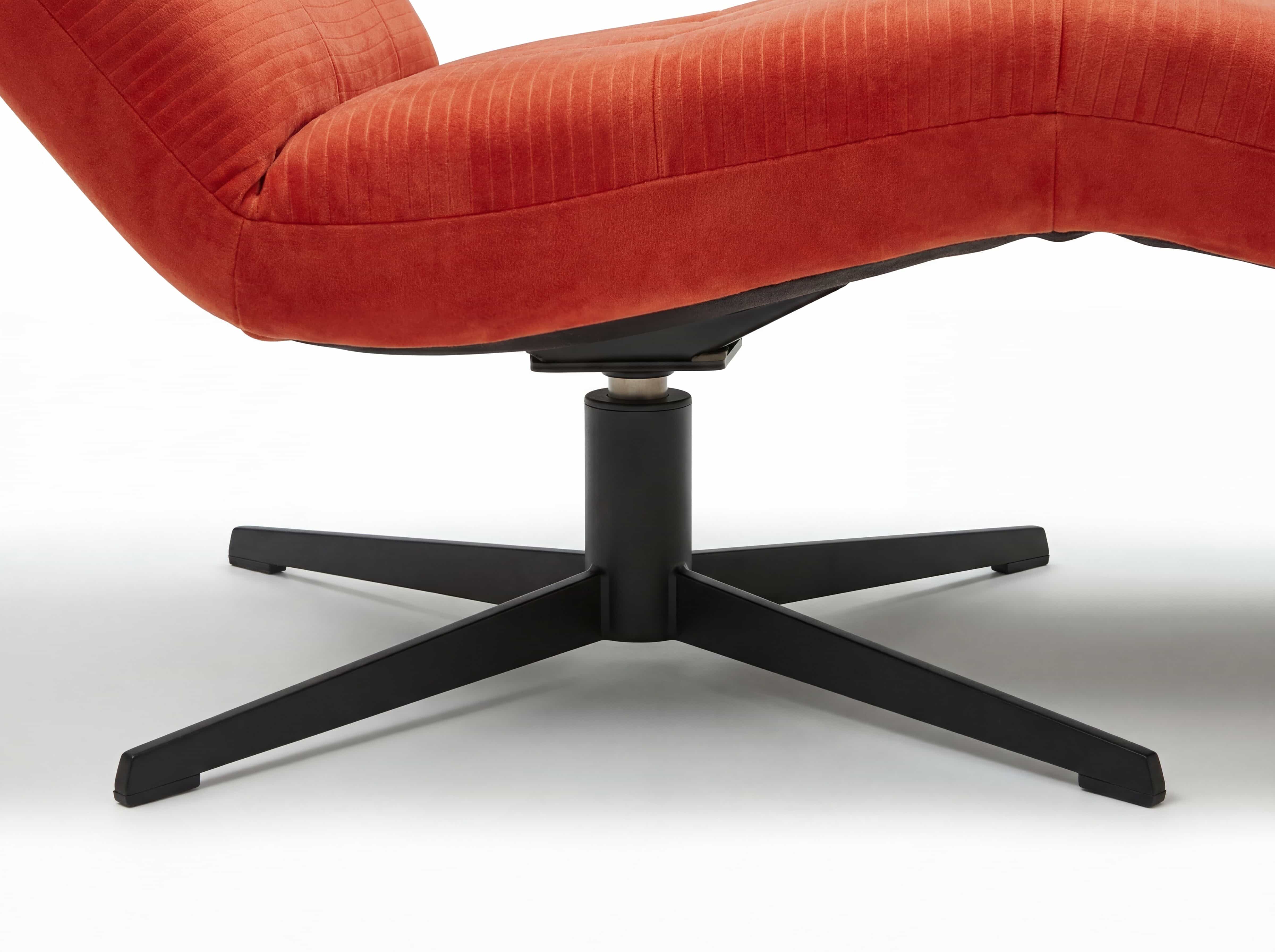 Relaxsessel mit orange-rotem Stoffbezug und schwarzen Metallfuß, Sitzfläche leicht gerundet