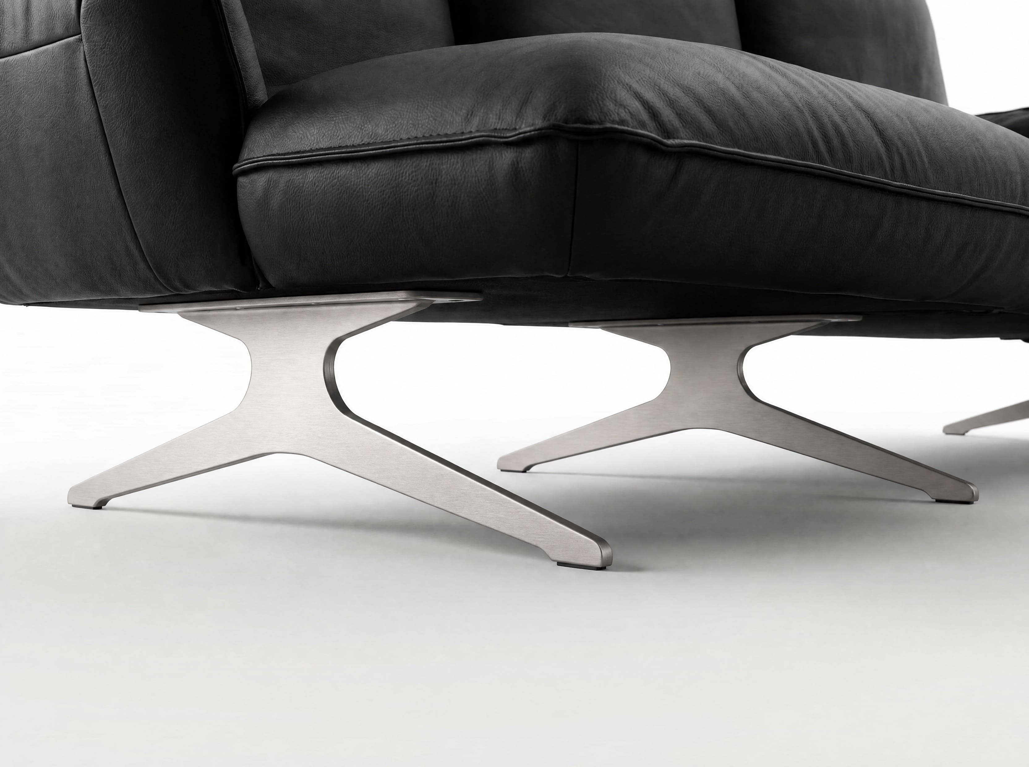 Sofa Helsinki mit dunklem Lederbezug und markanten breiten Metallfüßen in moderner Ausführung