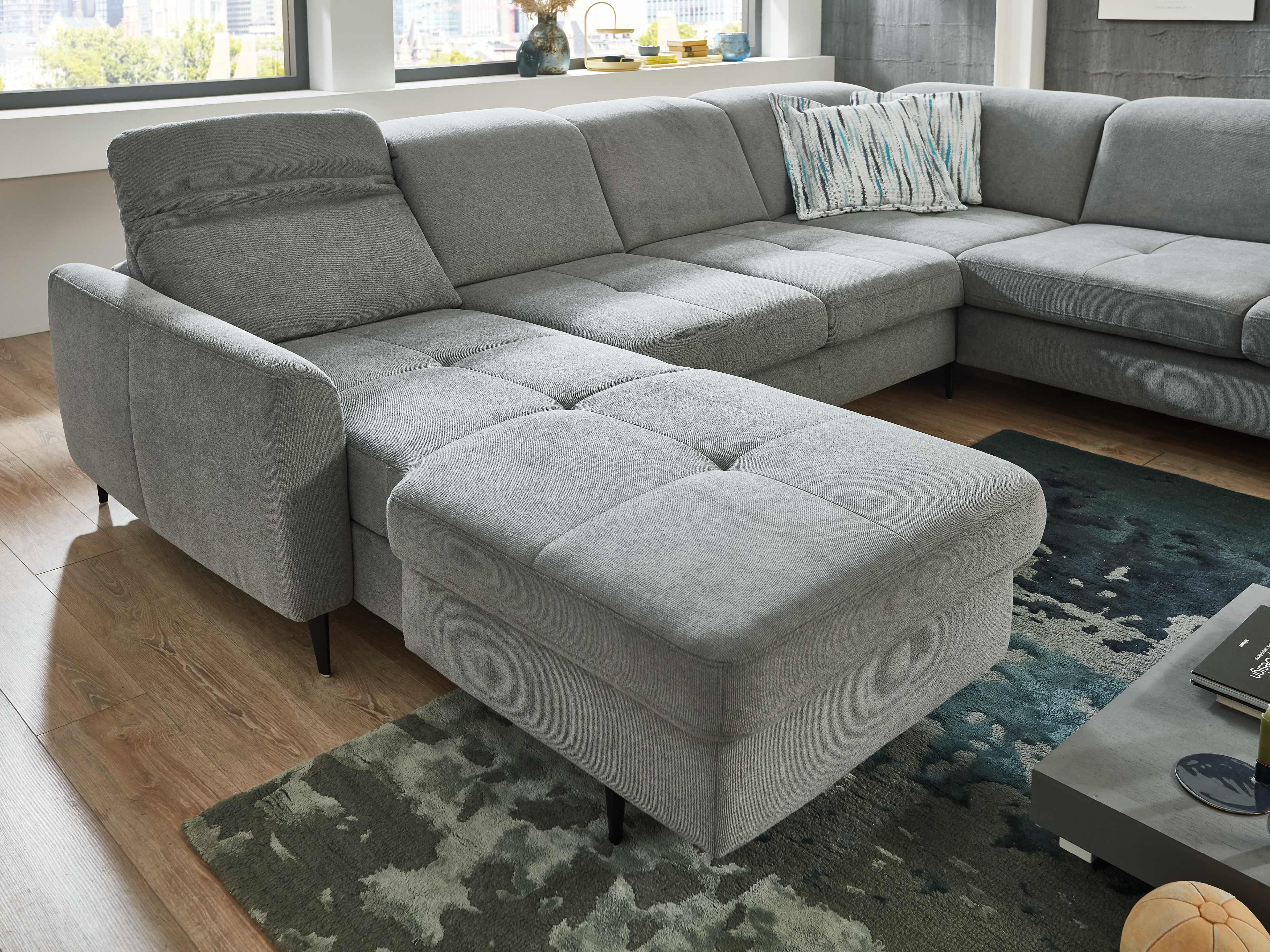 Ecksofa Kabs Polsterwelt mit grauem Stoffbezug, breiter Sitzfläche und Armlehne links, sichtbare Metallfüße