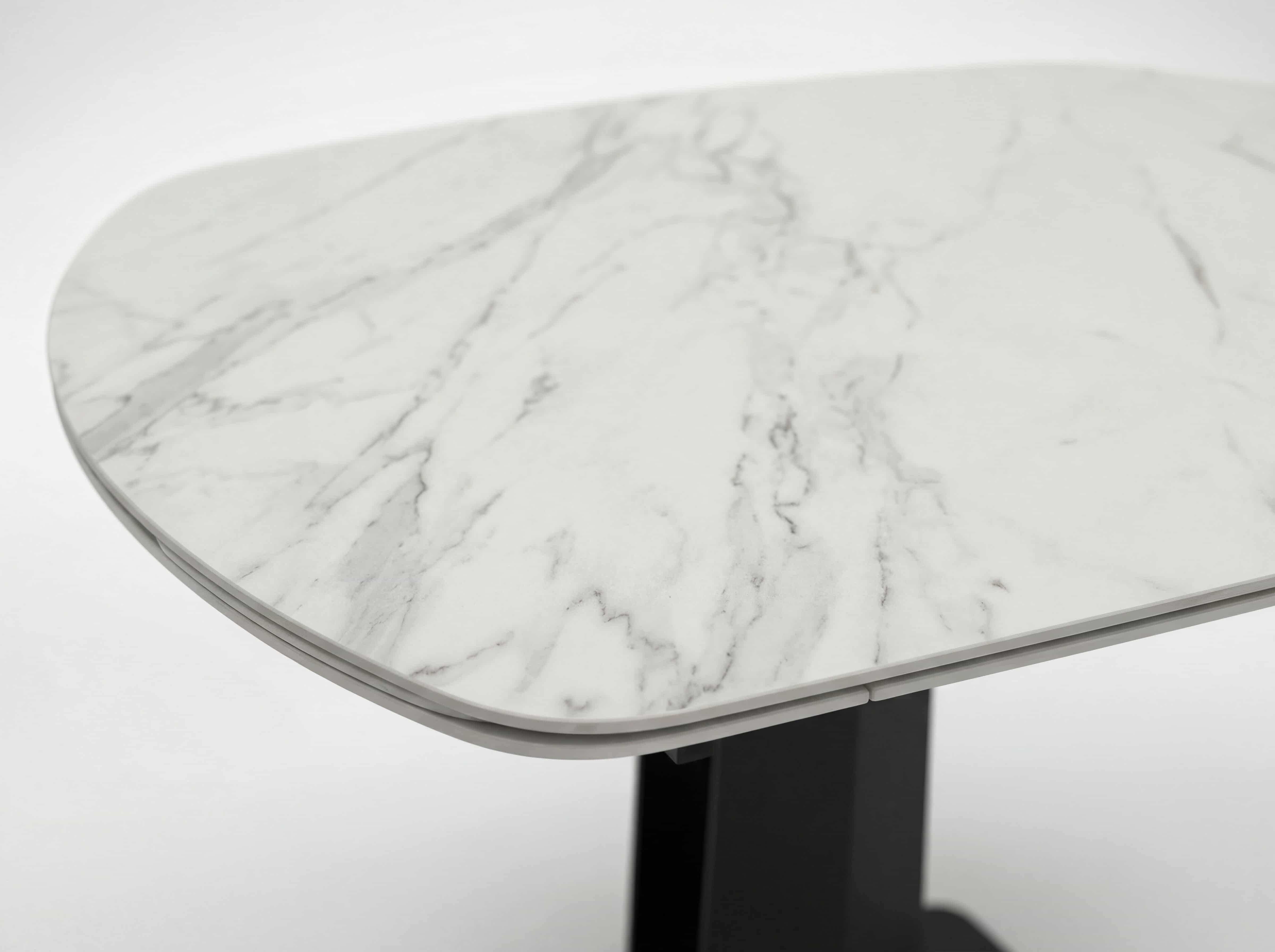 Esstisch Bellano mit rechteckiger Tischplatte in Marmoroptik und schwarzem Gestell aus Metall