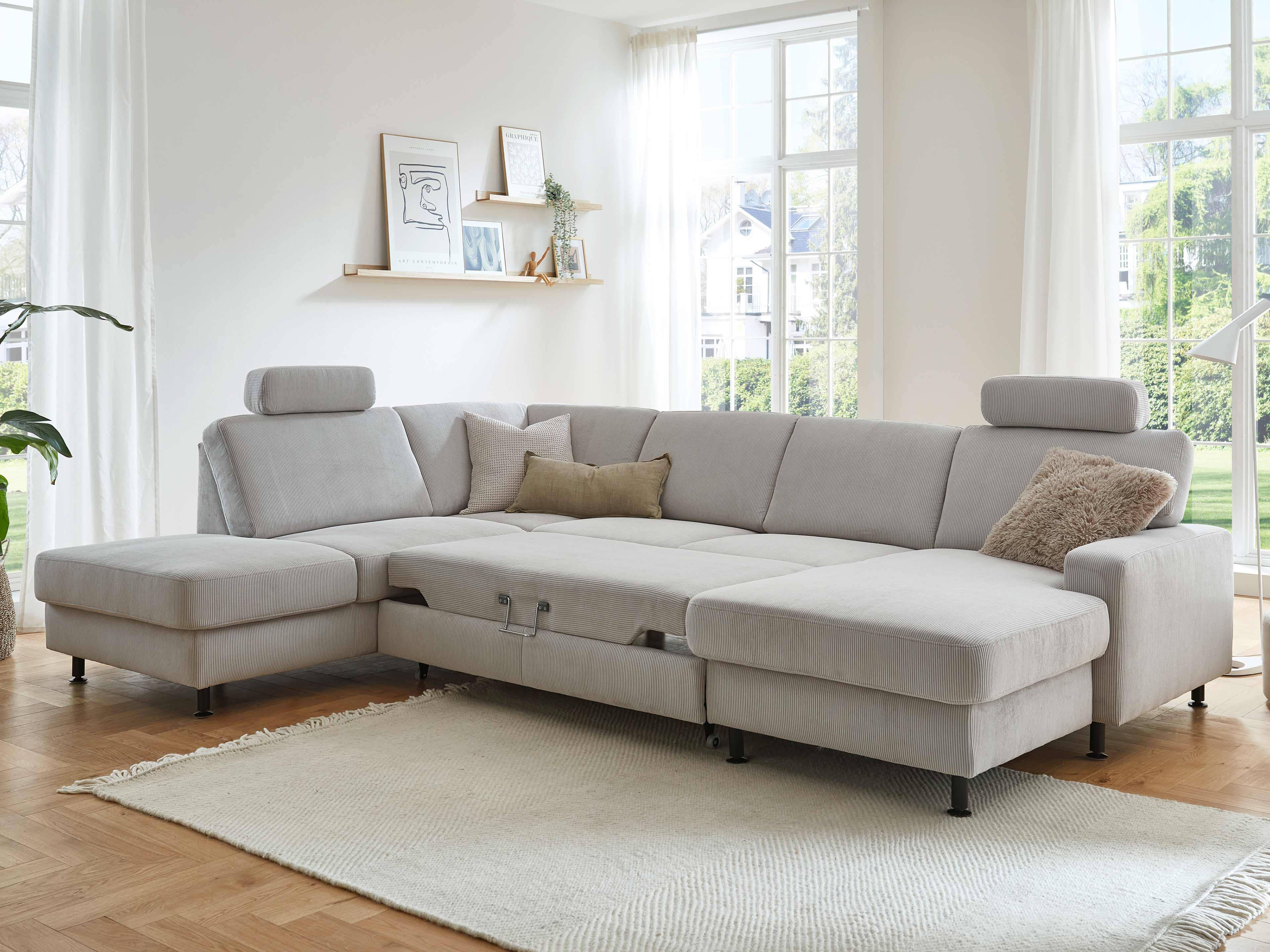 Ecksofa Malaga mit hellem Stoffbezug, verstellbaren Kopfstützen, Armlehnen und sichtbarem Funktionsauszug