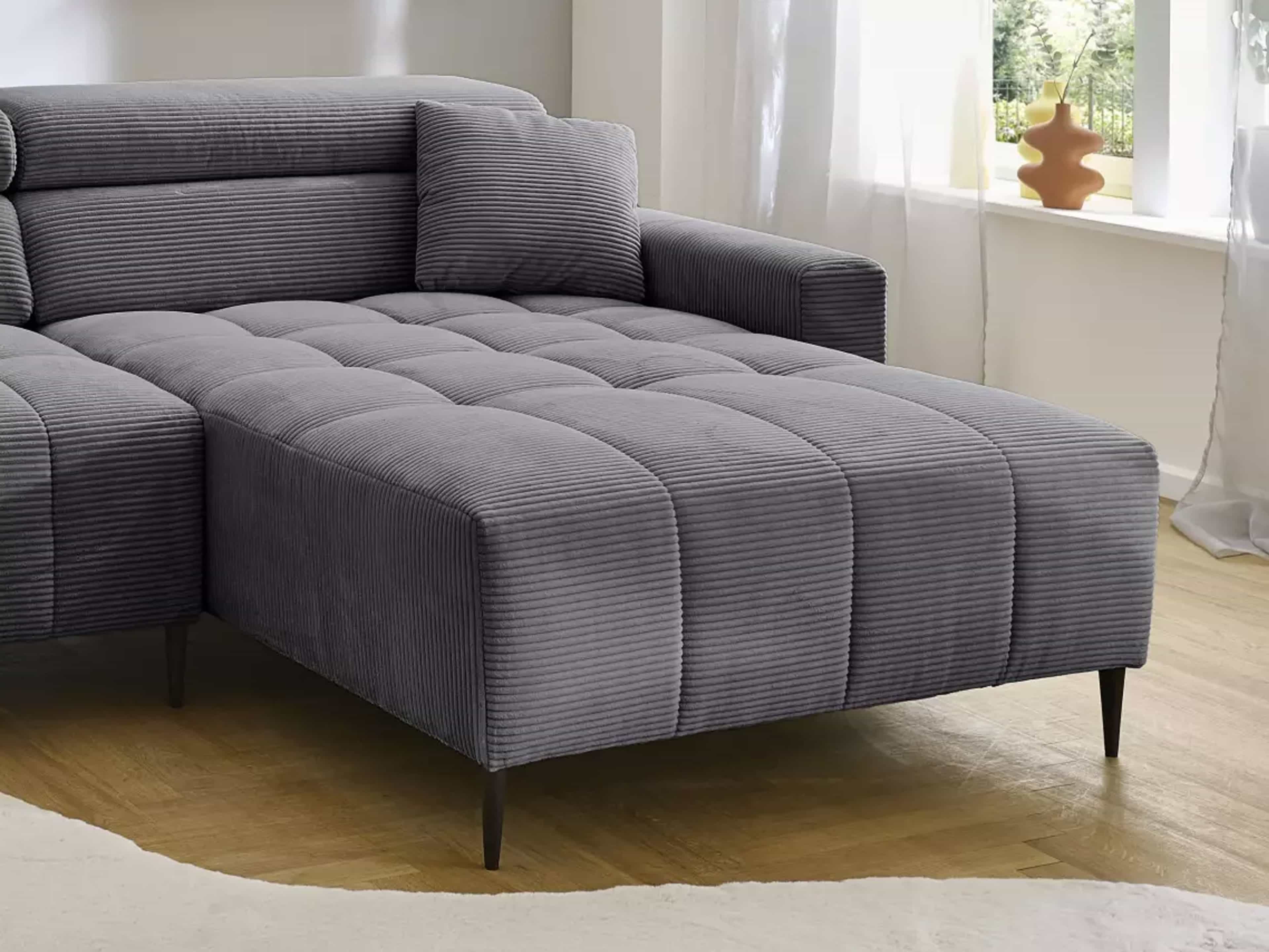 Ecksofa Kabs mit grauem Cordbezug, gepolsterter Sitzfläche, Armlehne und schwarzen Füßen