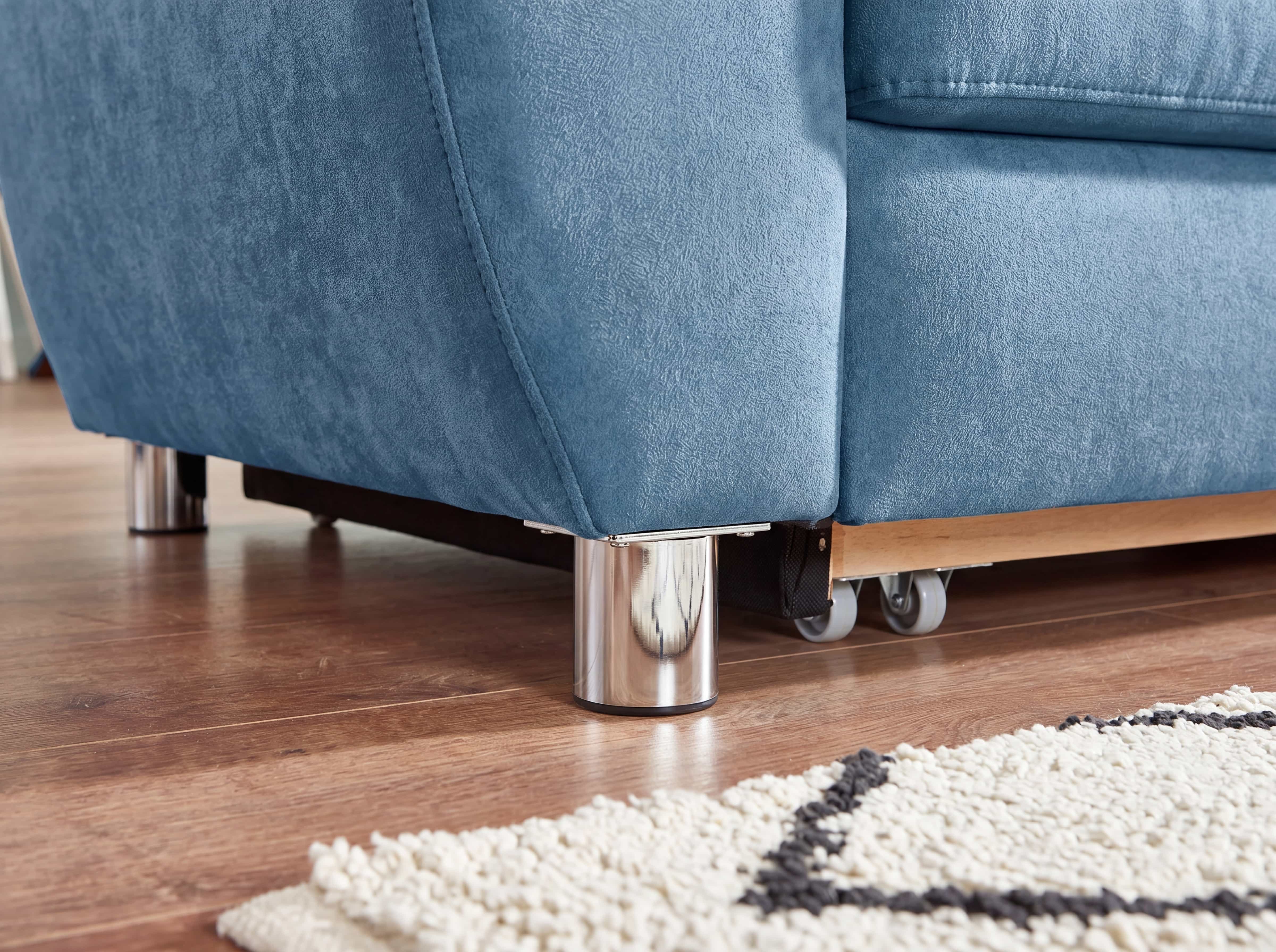 Ecksofa mit blauem Stoffbezug, zylindrischen Metallfüßen und sichtbaren Rollen am Untergestell