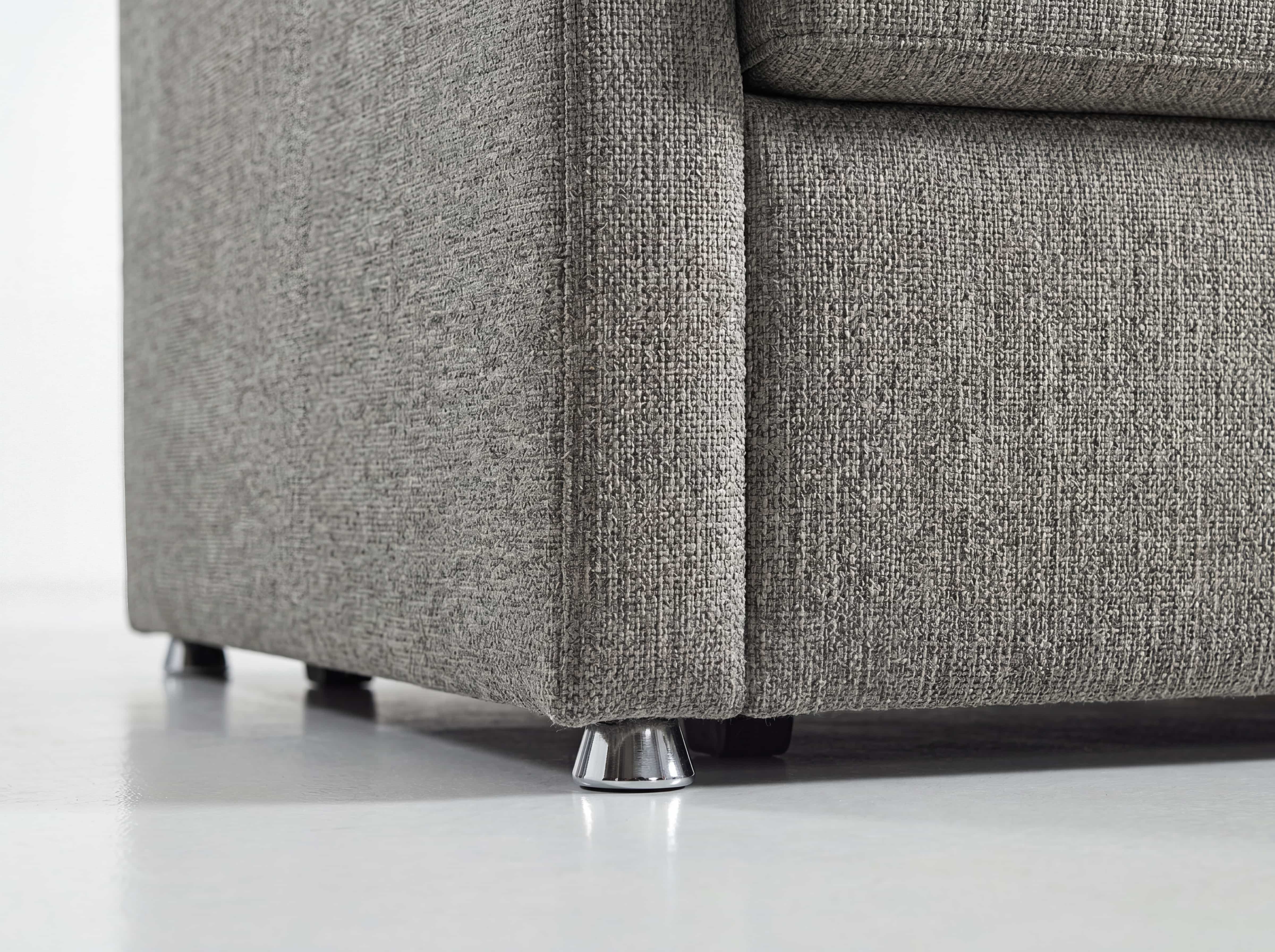 Ecksofa mit grauem Stoffbezug und verchromten, konischen Füßen, Detailaufnahme der unteren Ecke