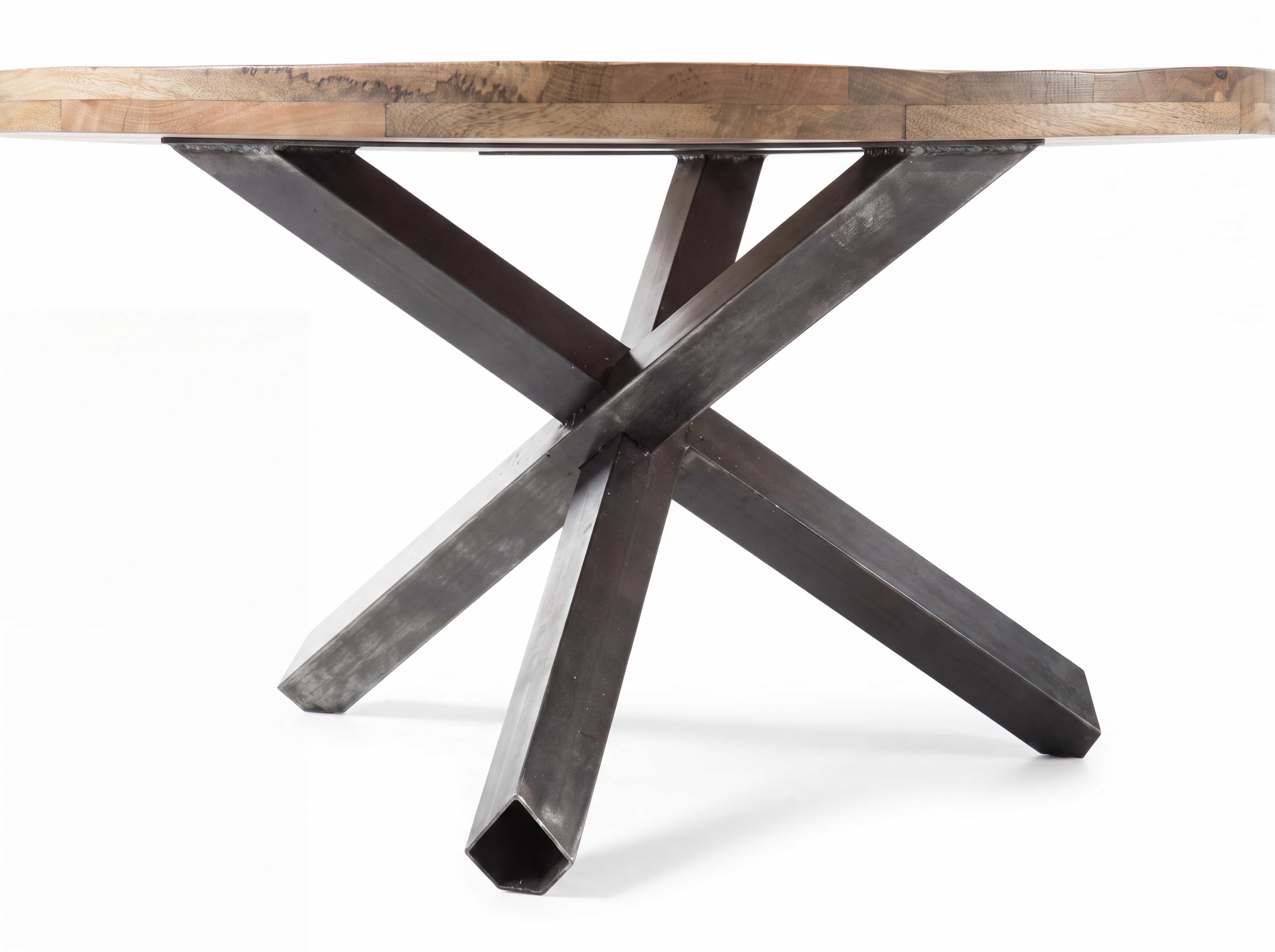 Esstisch mit massiver Holzplatte und X-förmigem Gestell aus schwarzem Metall in Frontansicht