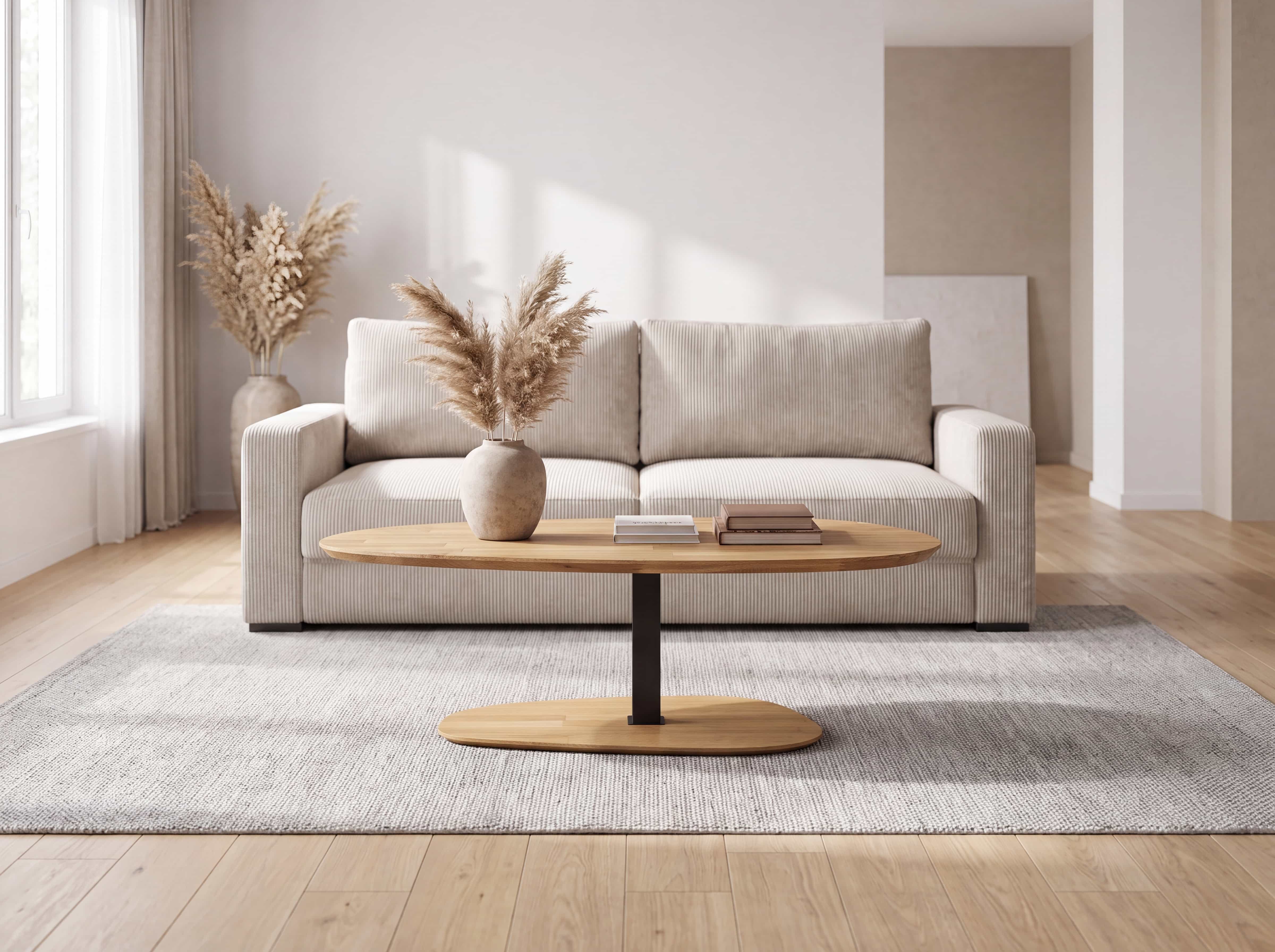 Beiges 2-Sitzer Sofa mit Armlehnen und gerader Rückenlehne vor hellem Holzboden und Teppich