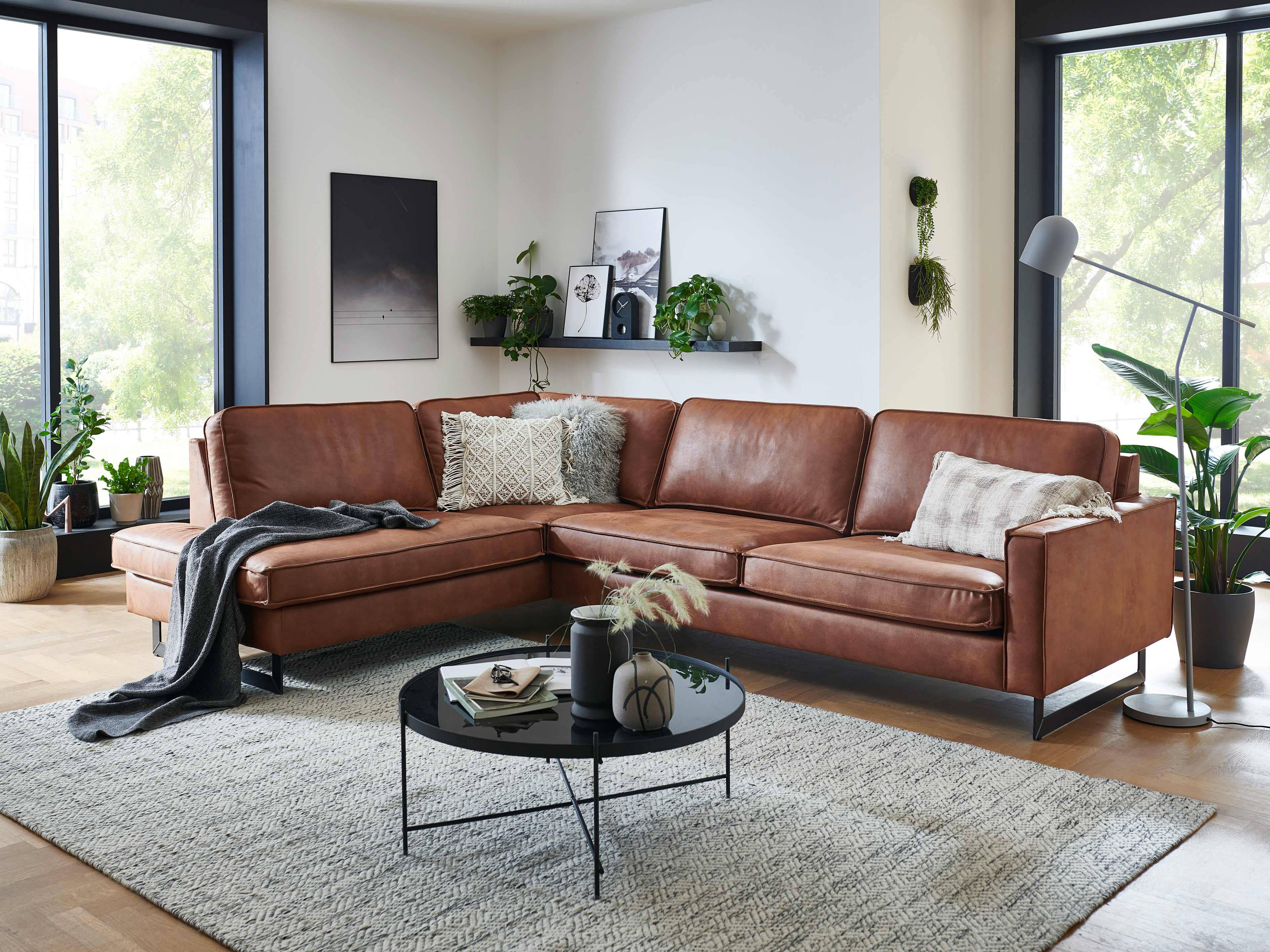 Ecksofa Kabs Polsterwelt aus braunem Leder mit Armlehnen, geraden Linien und schwarzen Füßen