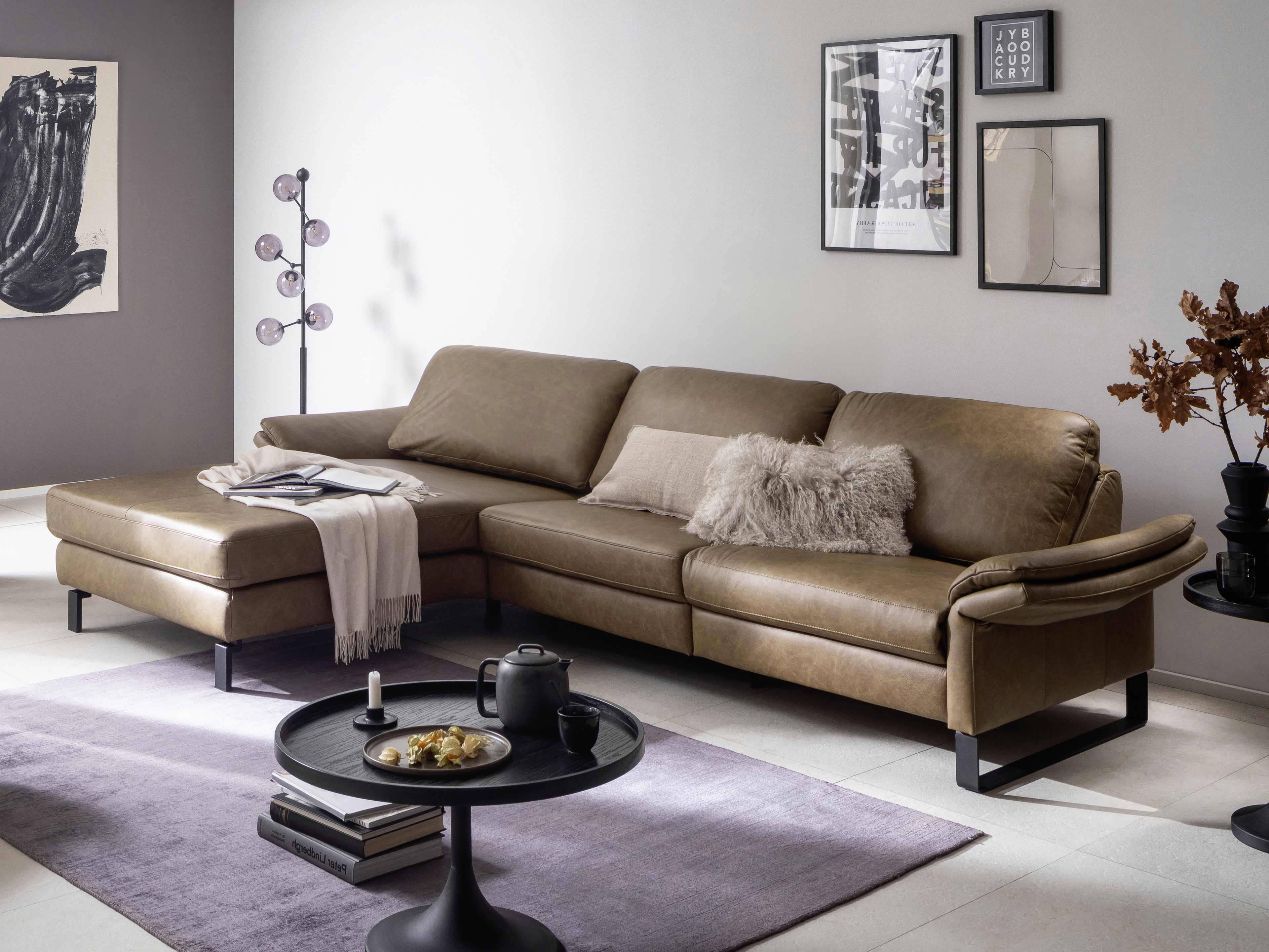 Ecksofa Kabs Polsterwelt aus braunem Leder mit Armlehnen, Polsterung und schwarzen Metallfüßen
