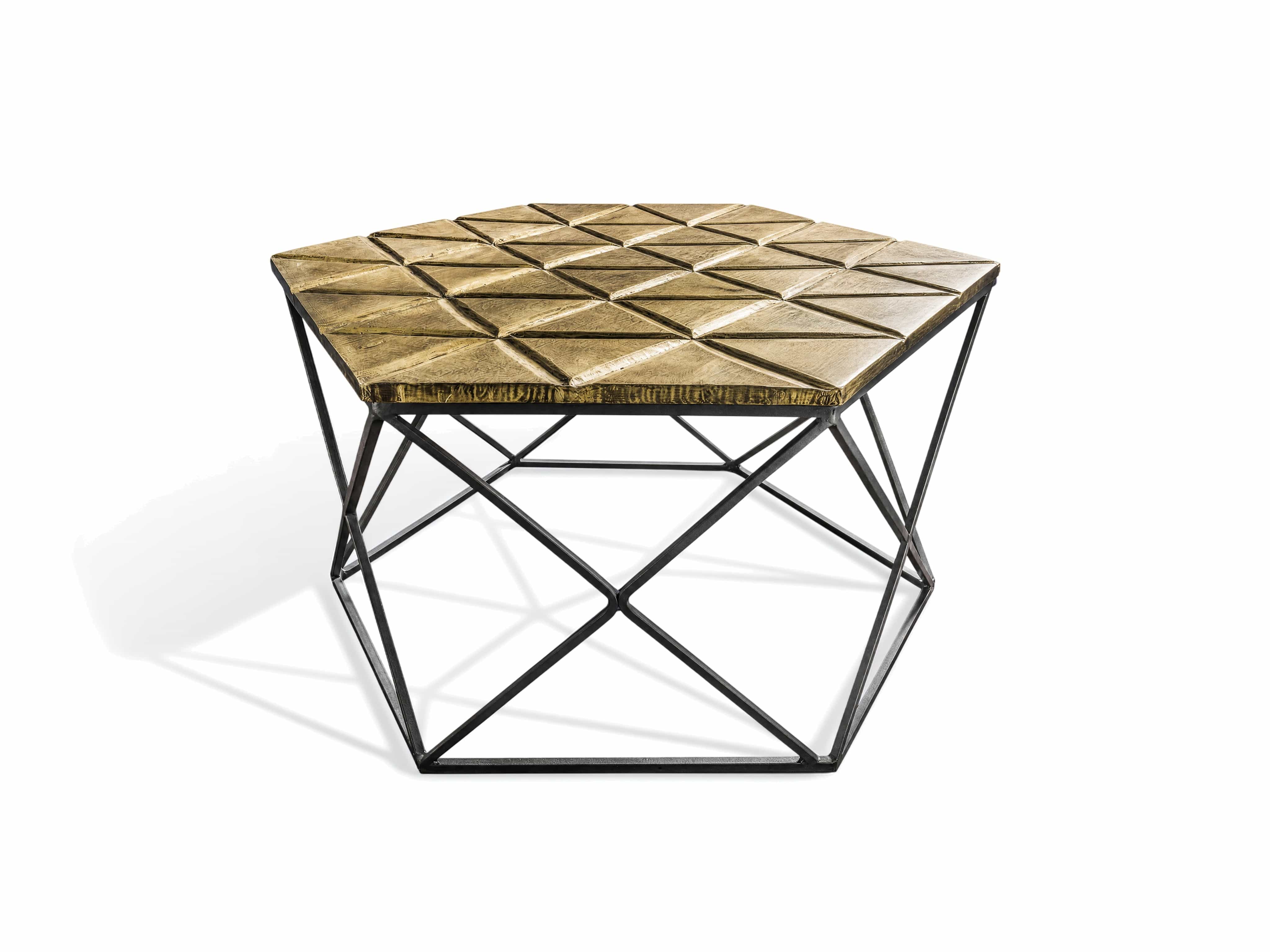 Couchtisch Hexagon mit sechseckiger, goldfarbener Tischplatte und schwarzem Metallgestell