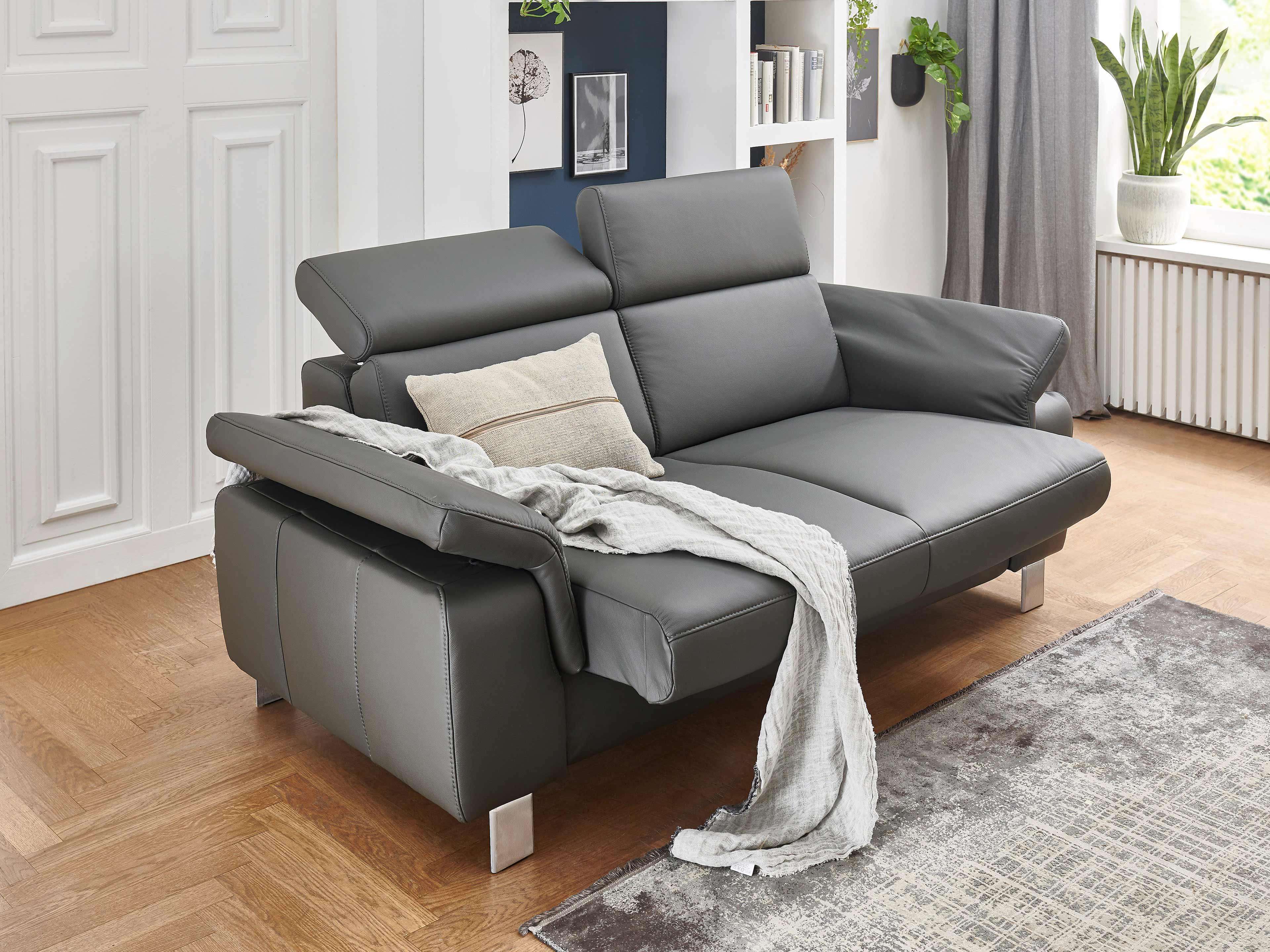 2-Sitzer Sofa Kabs Modell in dunkelgrauem Leder mit verstellbaren Armlehnen und silbernen Metallfüßen