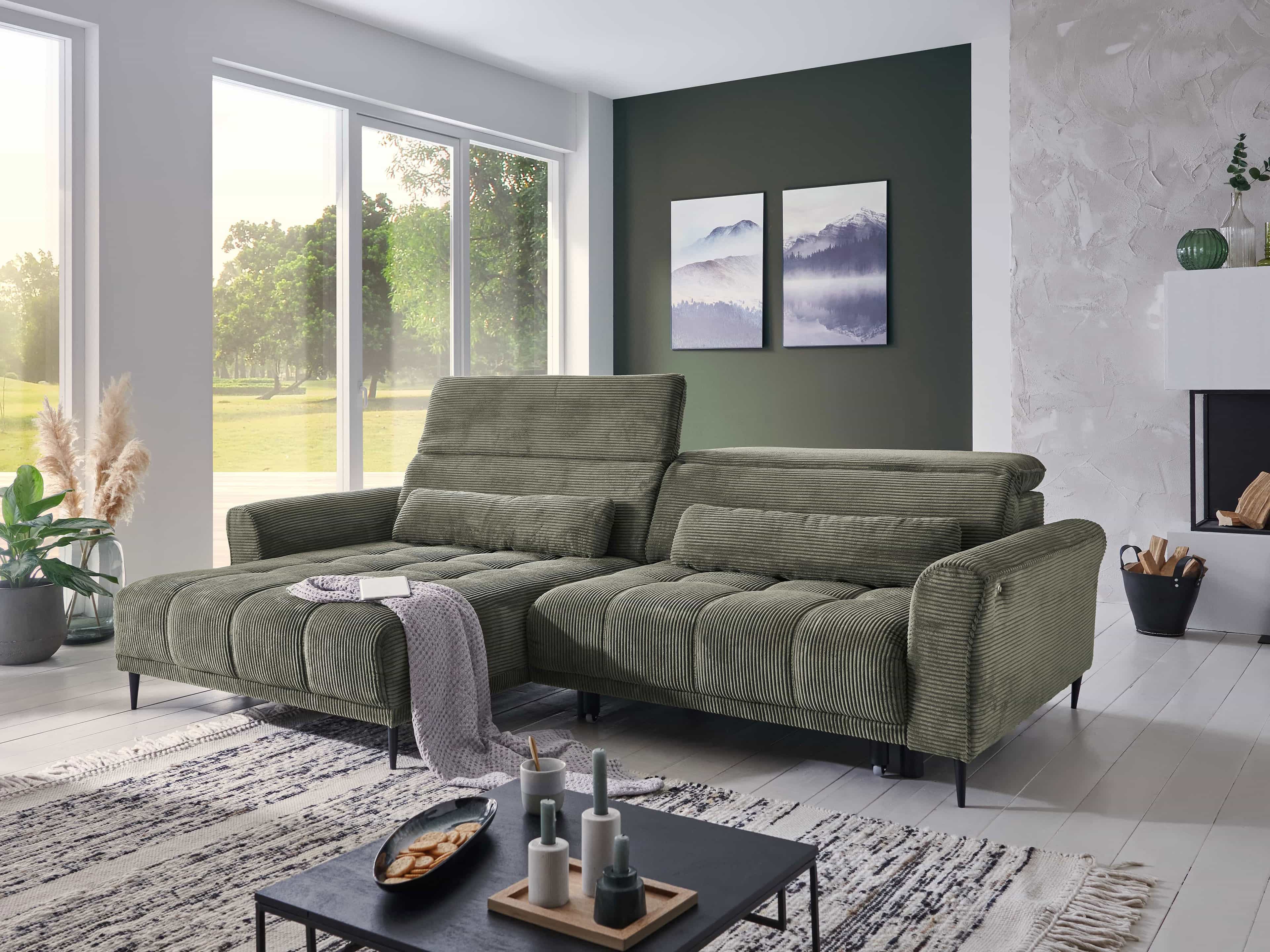 Ecksofa Livorno mit grünem Cordbezug, Metallfüßen, gepolsterter Rückenlehne und Armlehnen.