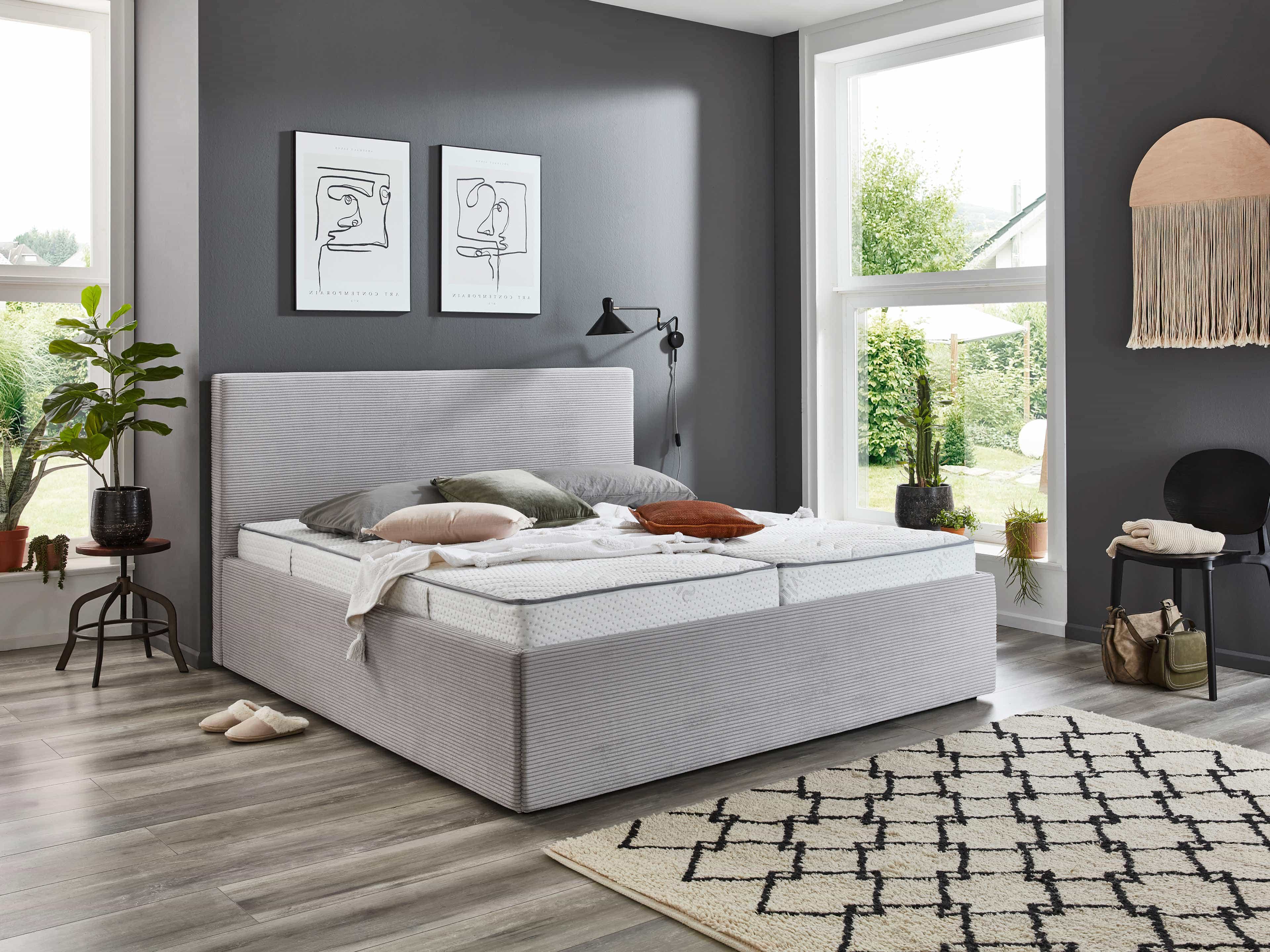 Boxspringbett Kabs mit gepolstertem Kopfteil, grauer Stoffbezug, gerade Form, ohne sichtbare Füße
