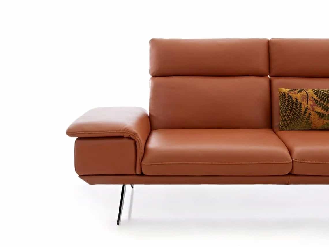 3-Sitzer Sofa Kabs mit braunem Lederbezug, verstellbarer Kopfstütze und Metallfüßen