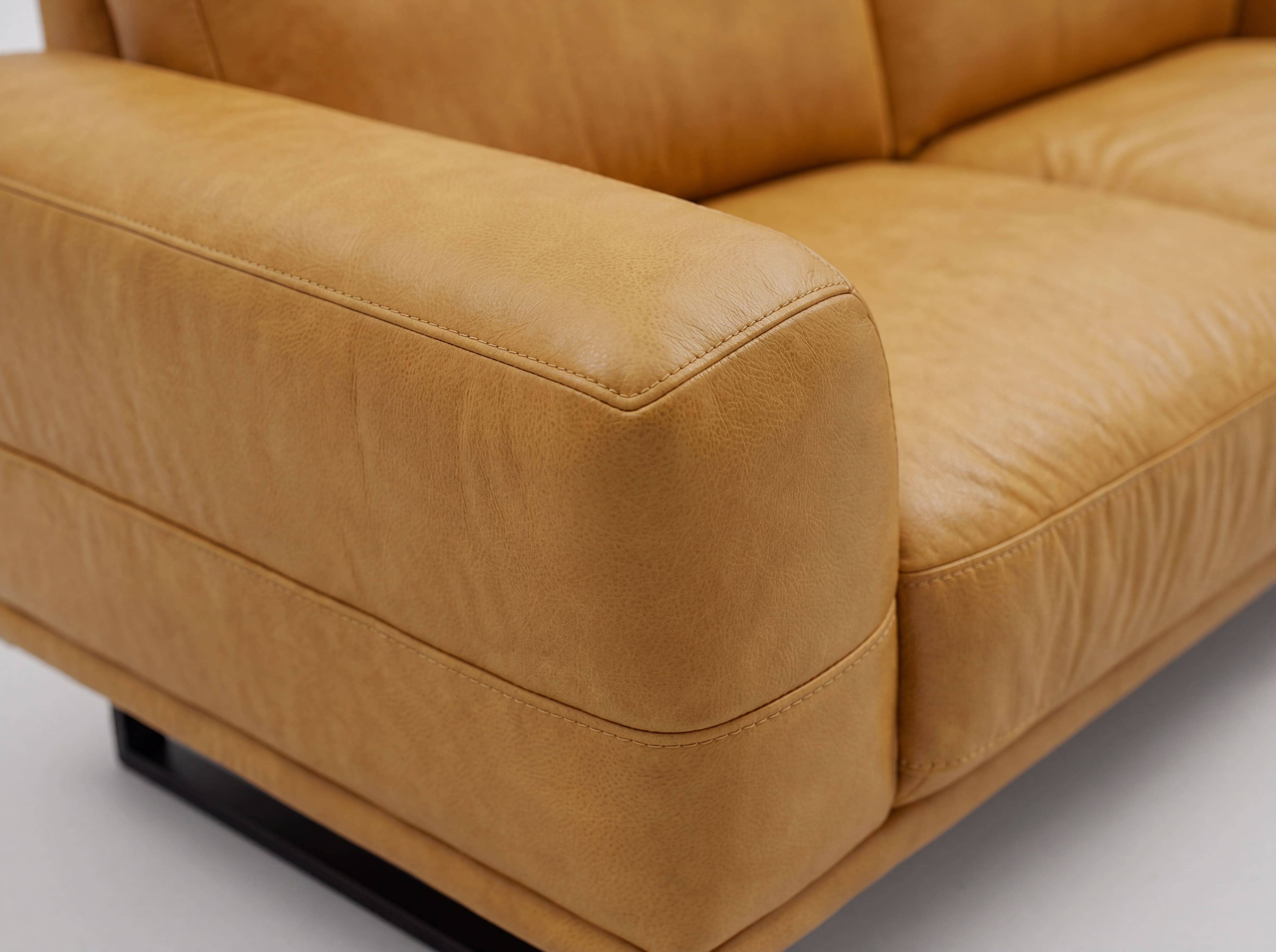 Ecksofa Jolanda mit cognacfarbenem Lederbezug, breiter Armlehne und sichtbarem Holzfuß