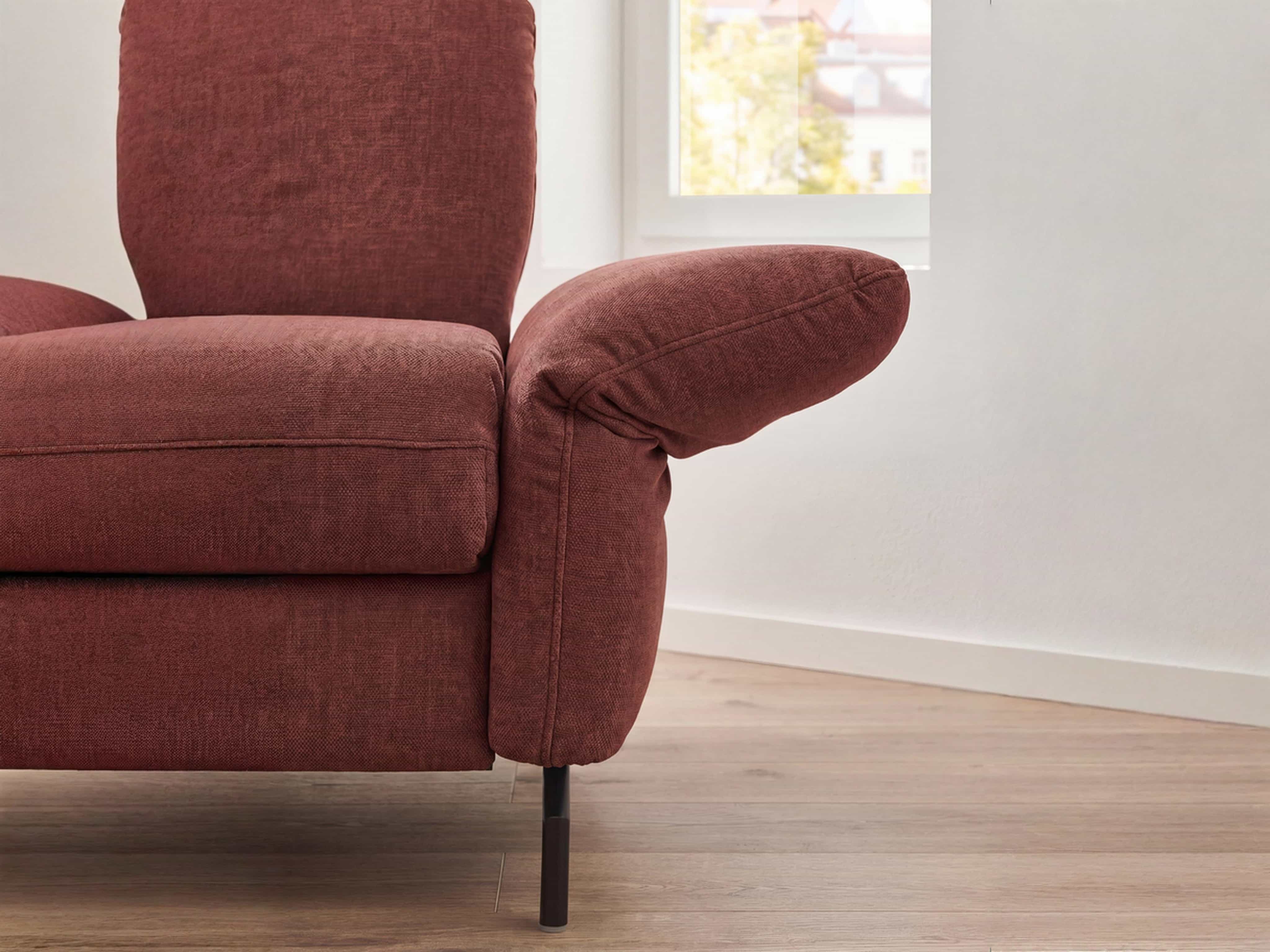 Ecksofa Modellname mit Stoffbezug in Dunkelrot, breiter Armlehne und Metallfuß, Detailansicht