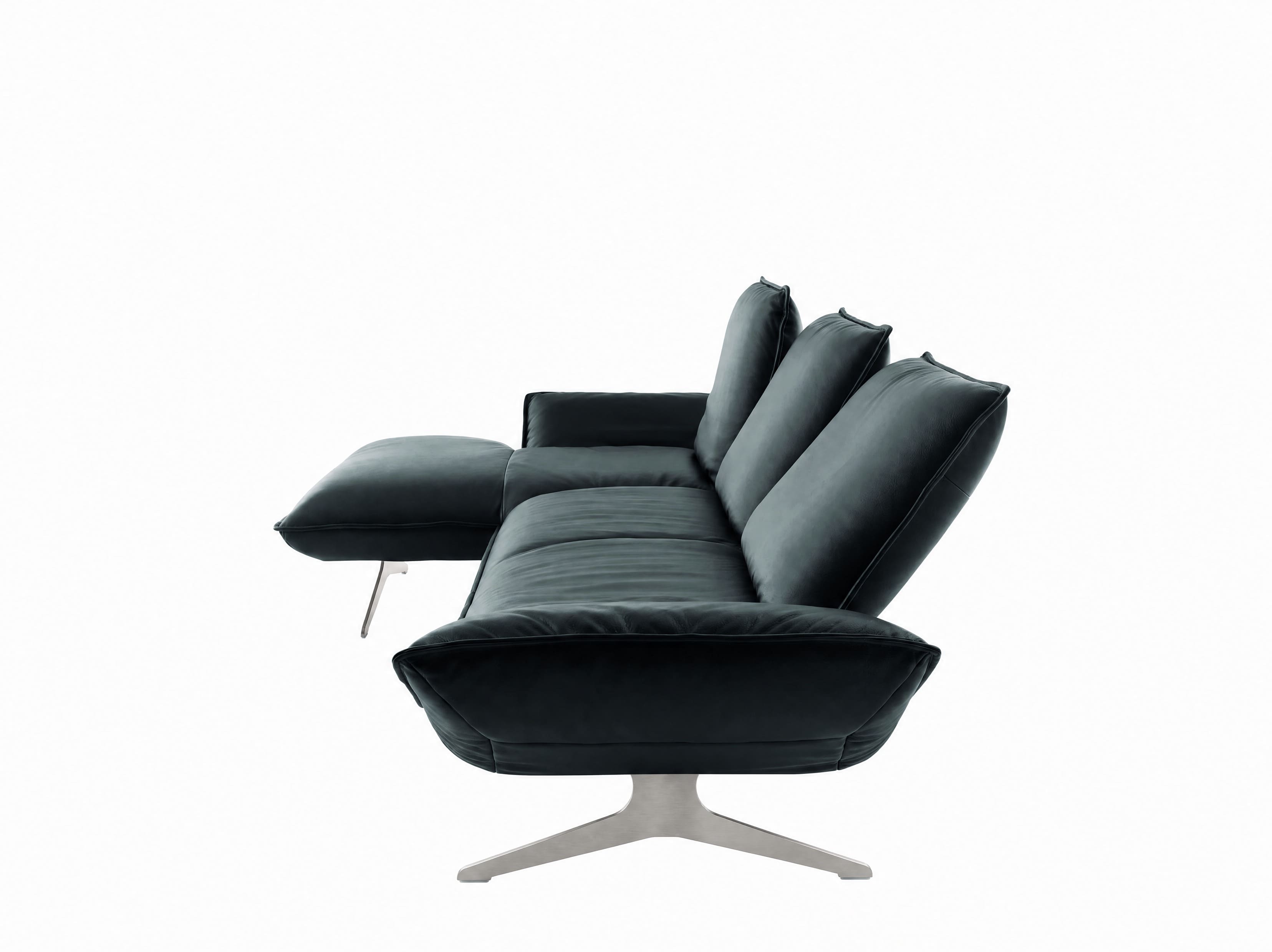 3-Sitzer Sofa mit dunkelgrauem Stoffbezug, sichtbaren Armlehnen und Metallfüßen, seitliche Ansicht