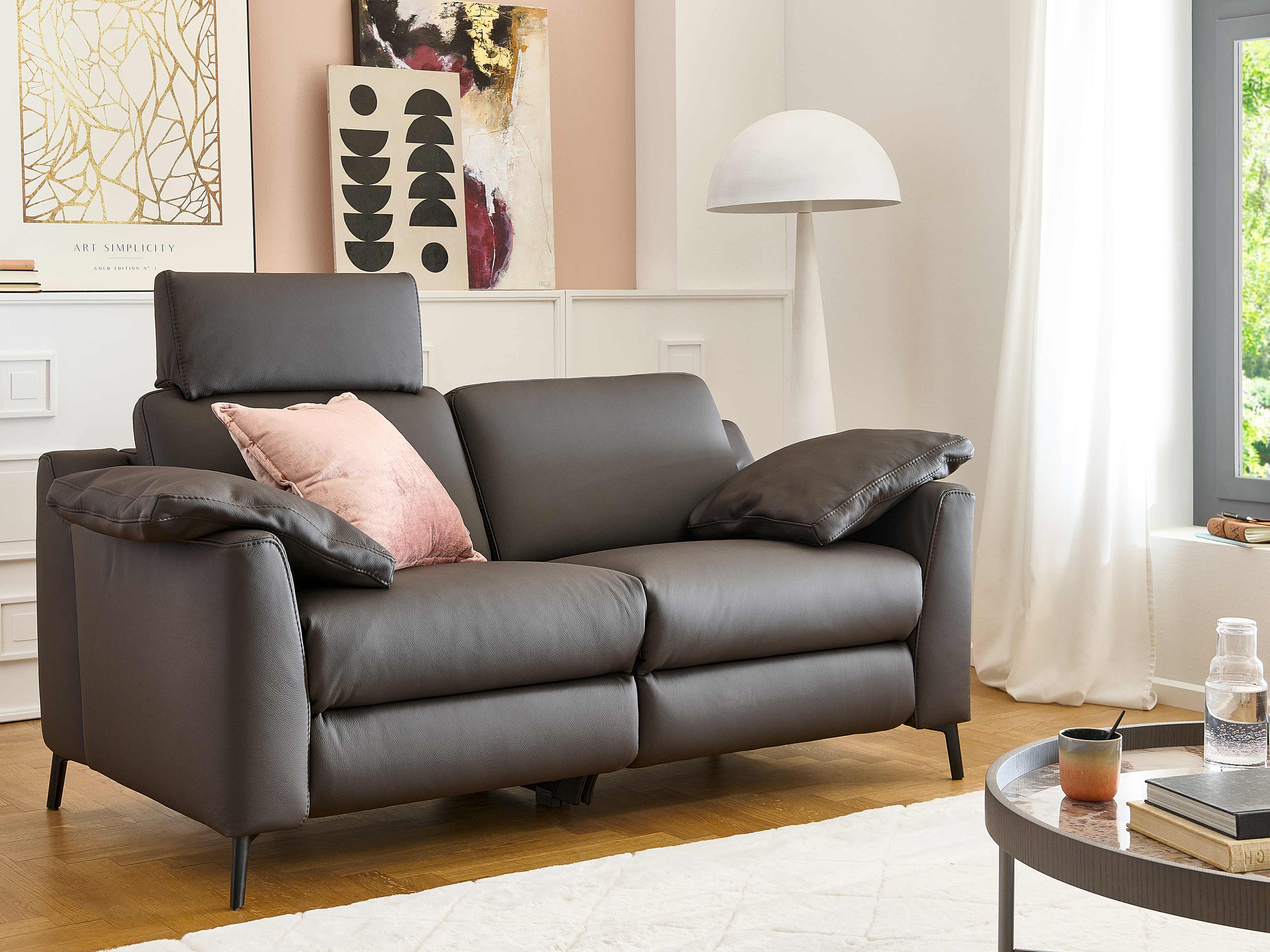 2-Sitzer Sofa Kabs mit glattem, dunkelgrauem Lederbezug, verstellbarem Kopfteil und Armlehnen