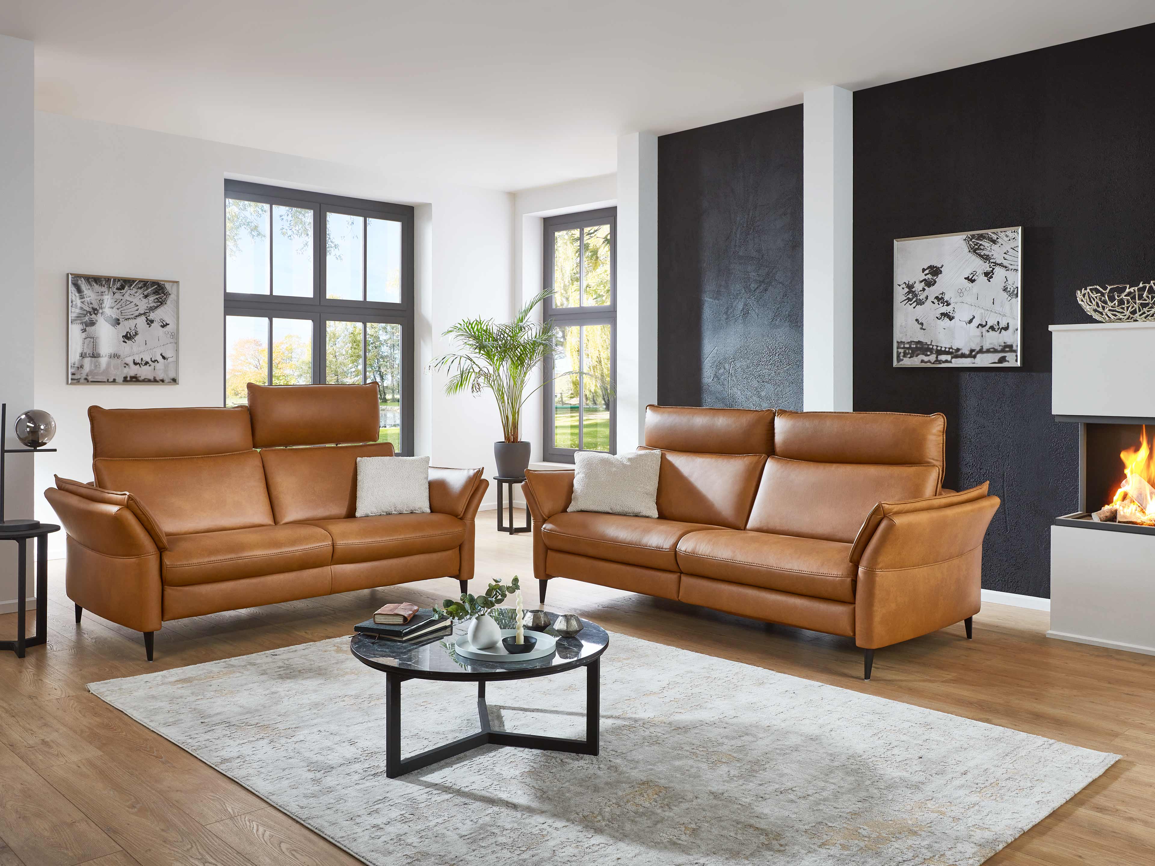 2-Sitzer- und 3-Sitzer-Sofa aus cognacfarbenem Leder mit hohen Rückenlehnen und schmalen Armlehnen