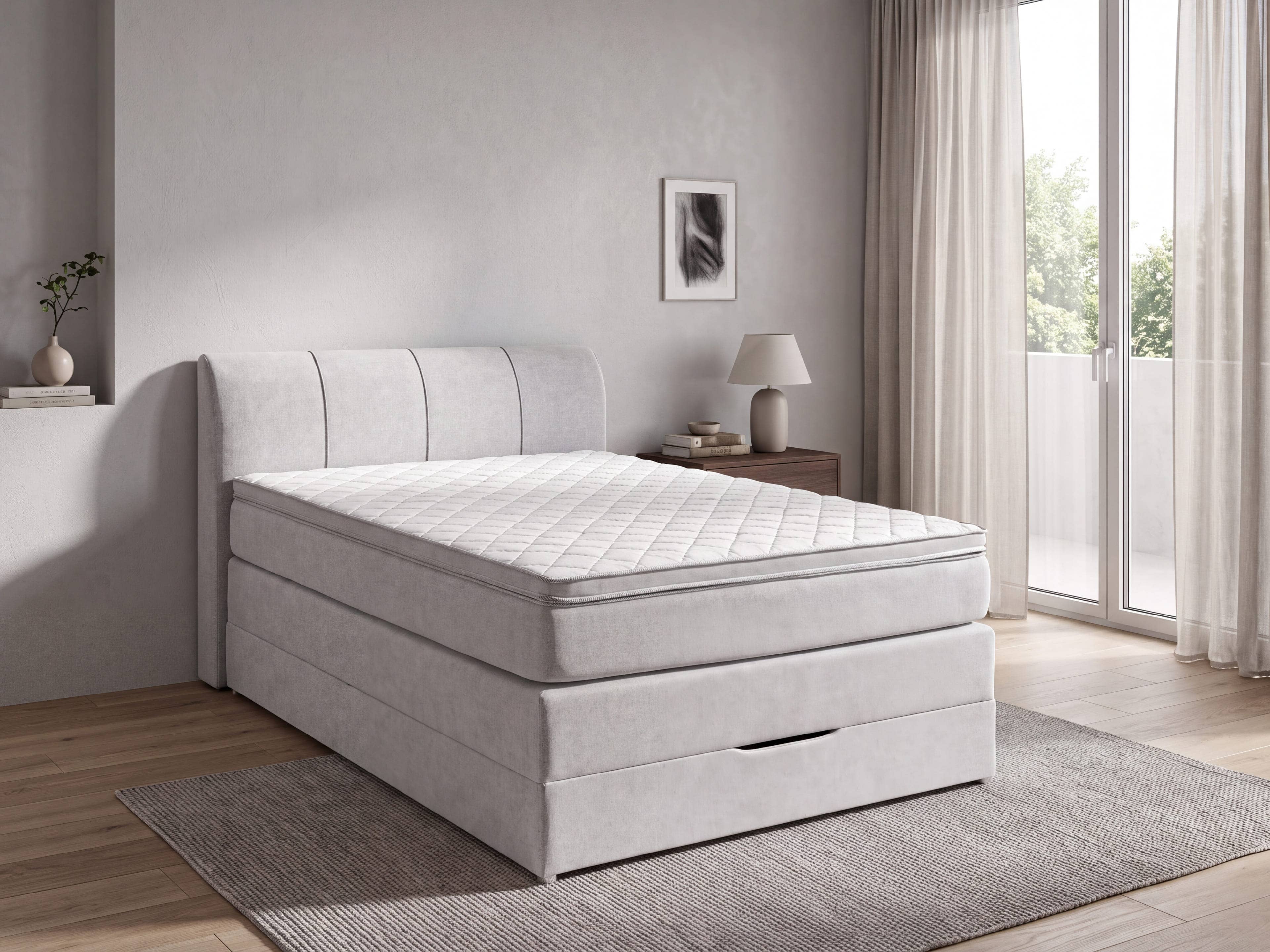 Boxspringbett Liv in hellem Stoff mit gepolstertem Kopfteil, sichtbarem Unterbau und geradem Rahmen