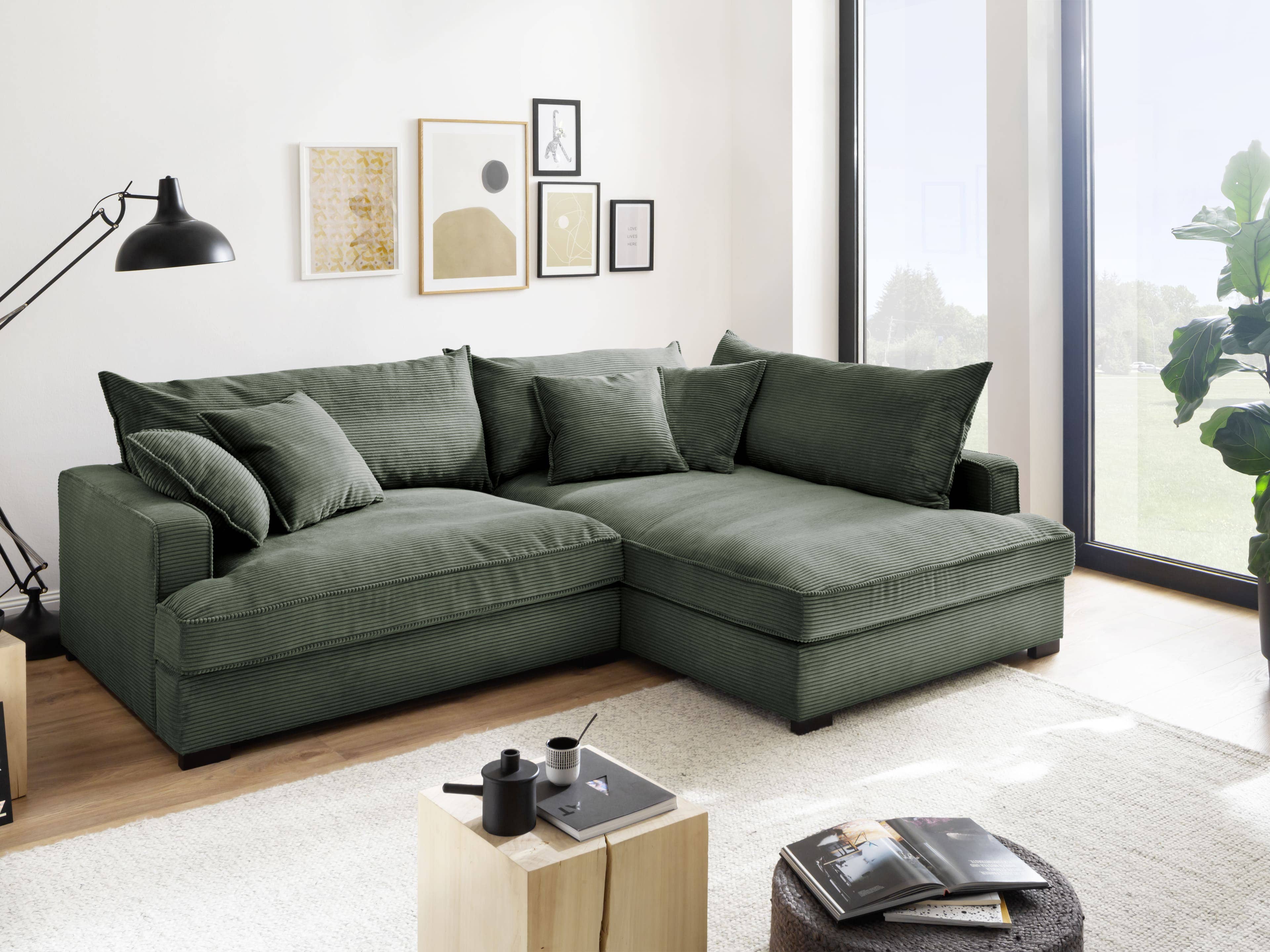Ecksofa Hugh – grüner Cordbezug mit breiten Armlehnen und großen, losen Rückenkissen