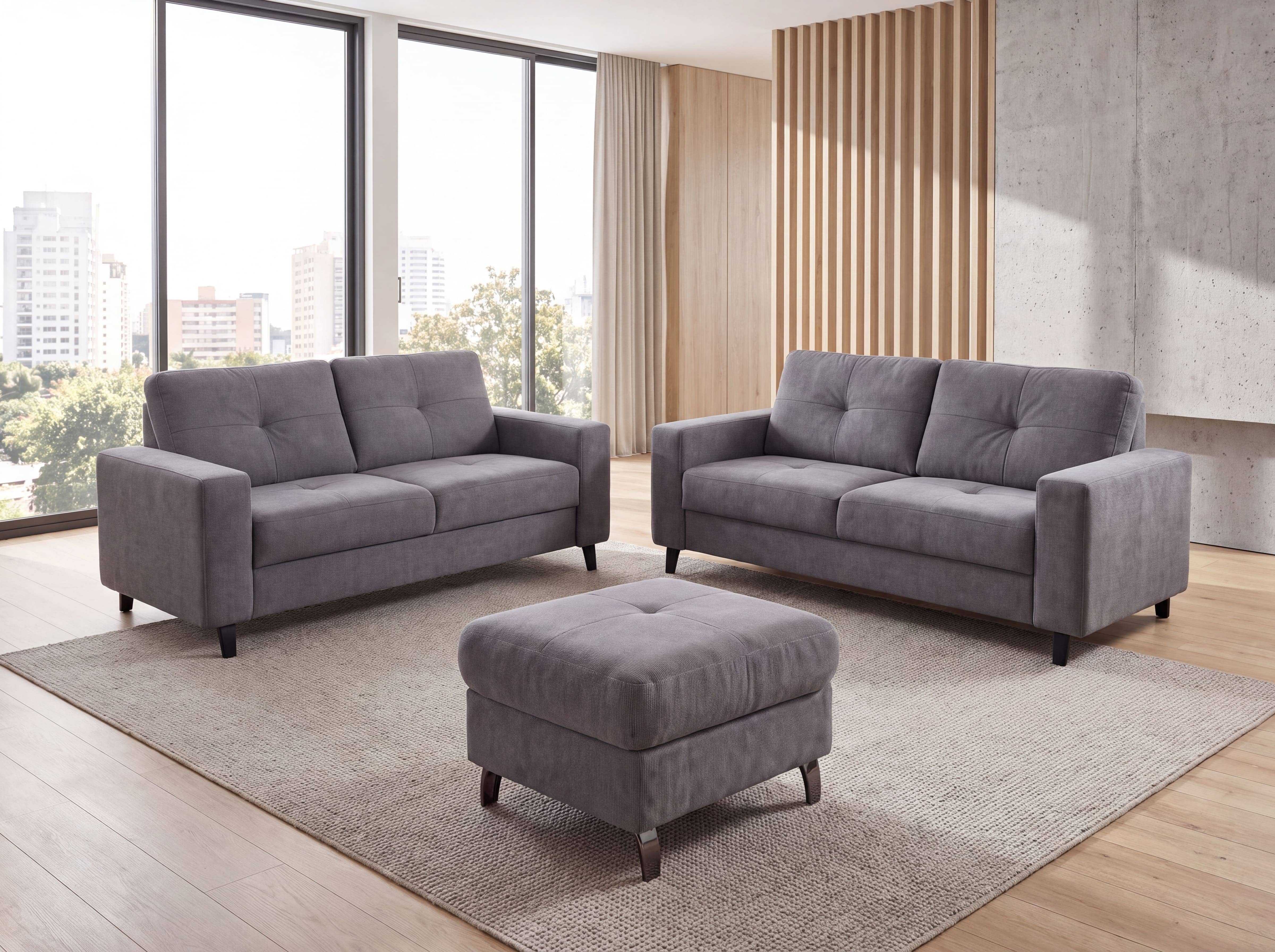 Zwei graue 2-Sitzer-Sofas aus Stoff mit Armlehnen und passendem Hocker auf Teppich sichtbar.