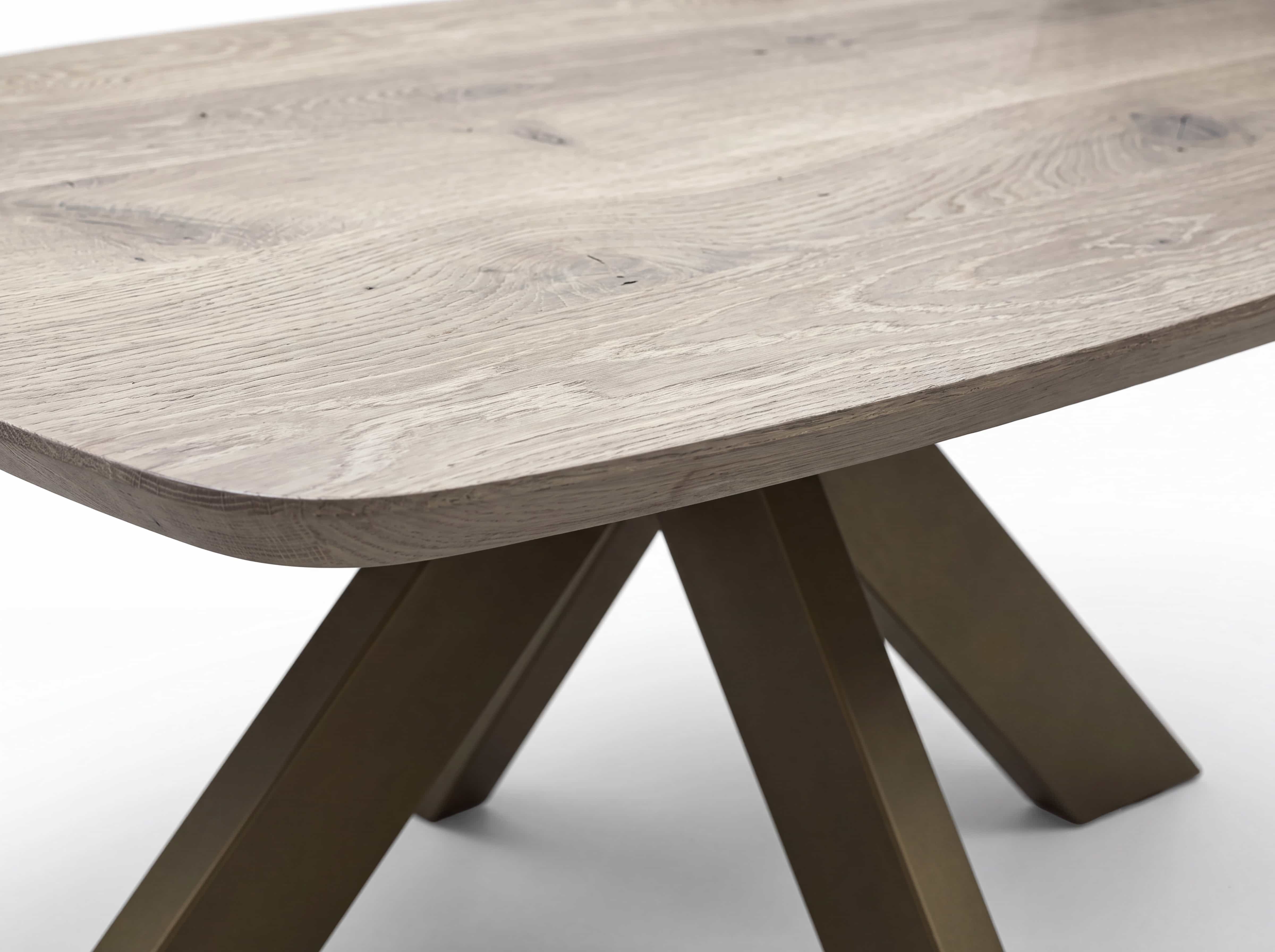 Couchtisch Syrma – Detailansicht der hellen Holzplatte mit markanter Maserung und schrägem Metallgestell