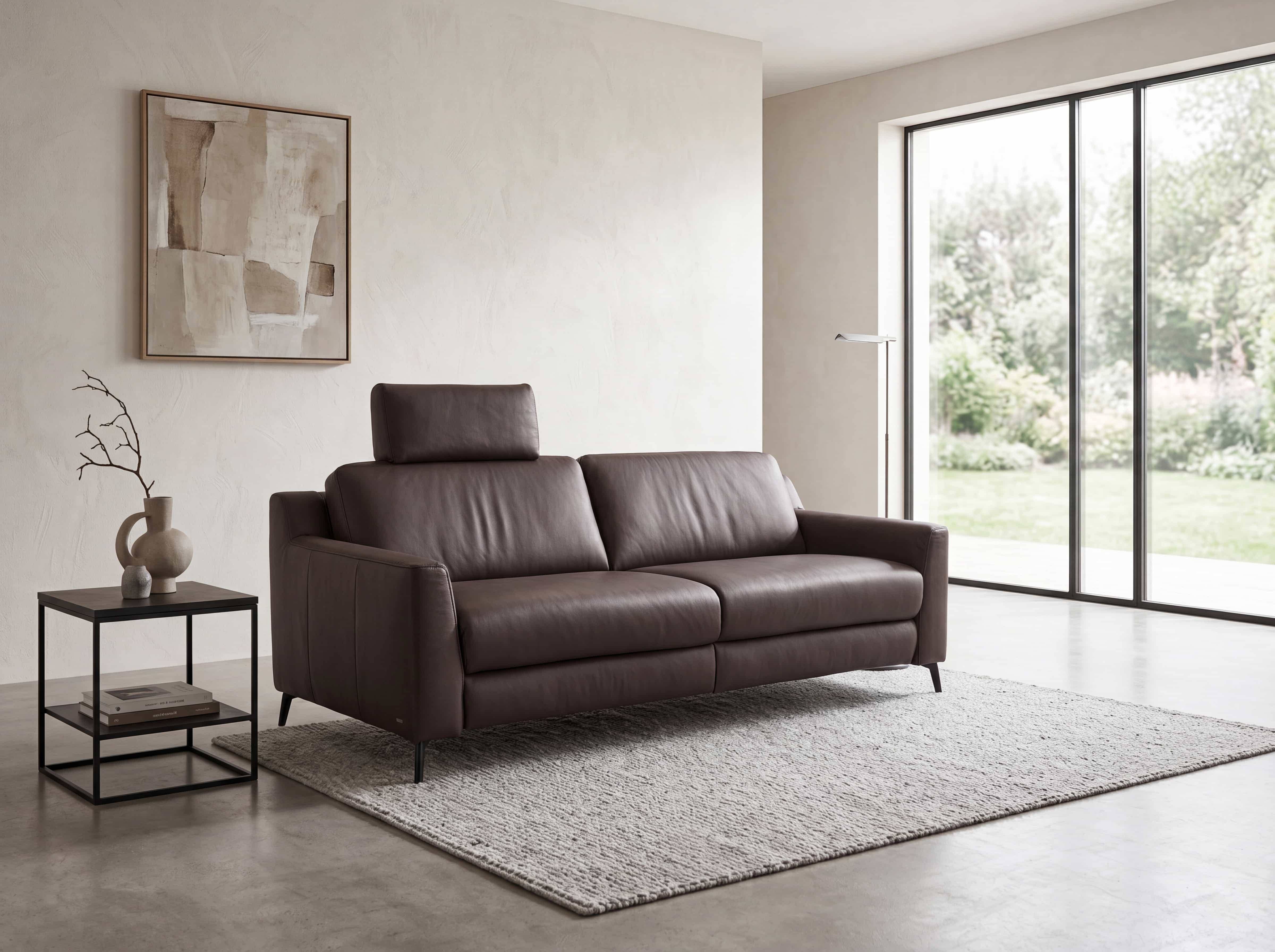 3-Sitzer-Sofa Kabs mit braunem Lederbezug, Armlehnen, Kopfstütze und schwarzen Metallfüßen