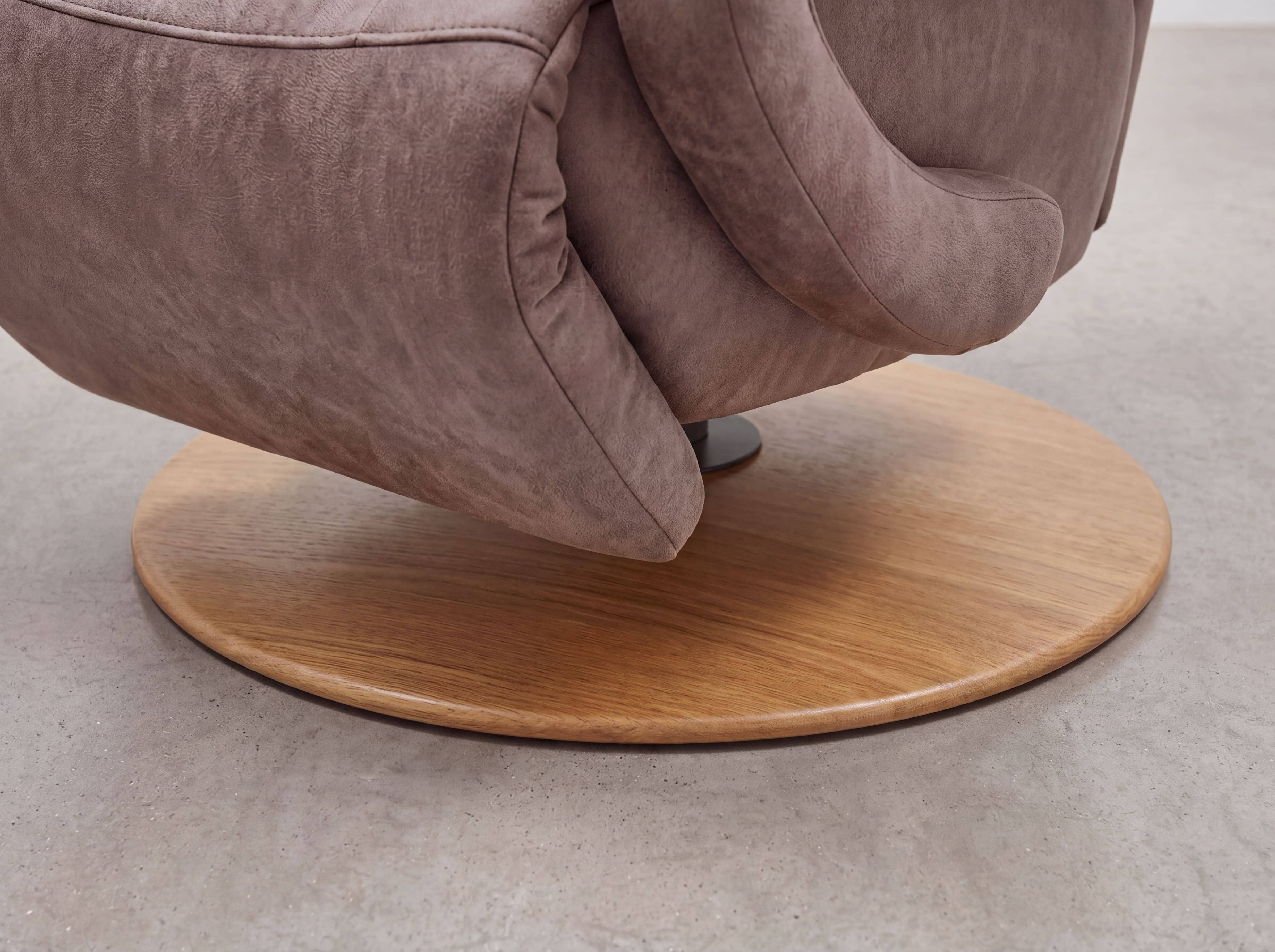 Sessel Aveny mit braunem Stoffbezug und rundem, flachem Drehteller aus Holz, Nahaufnahme