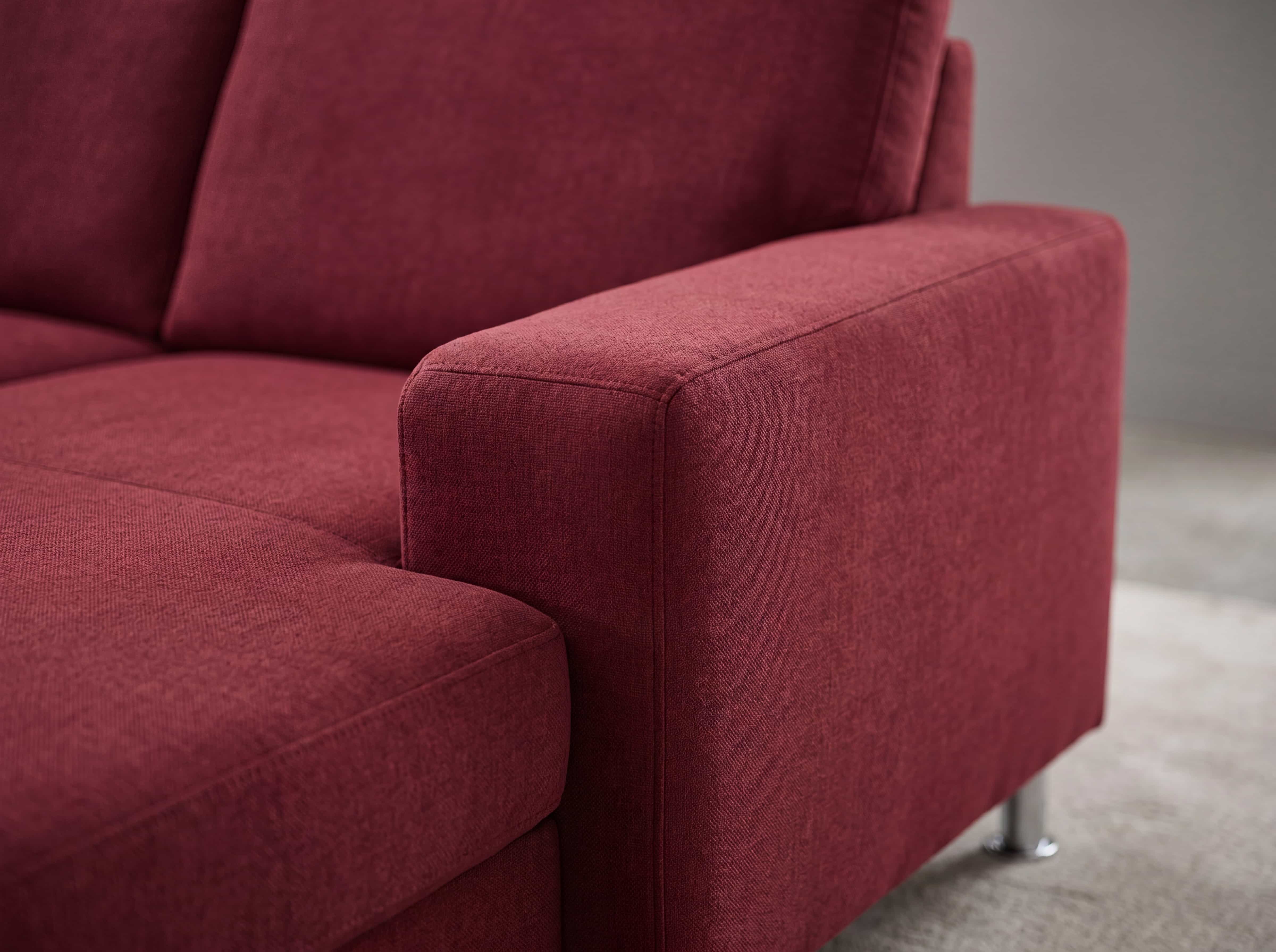 2-Sitzer Sofa Columbo mit breiter Armlehne, roter Stoffbezug und chromfarbenen Füßen