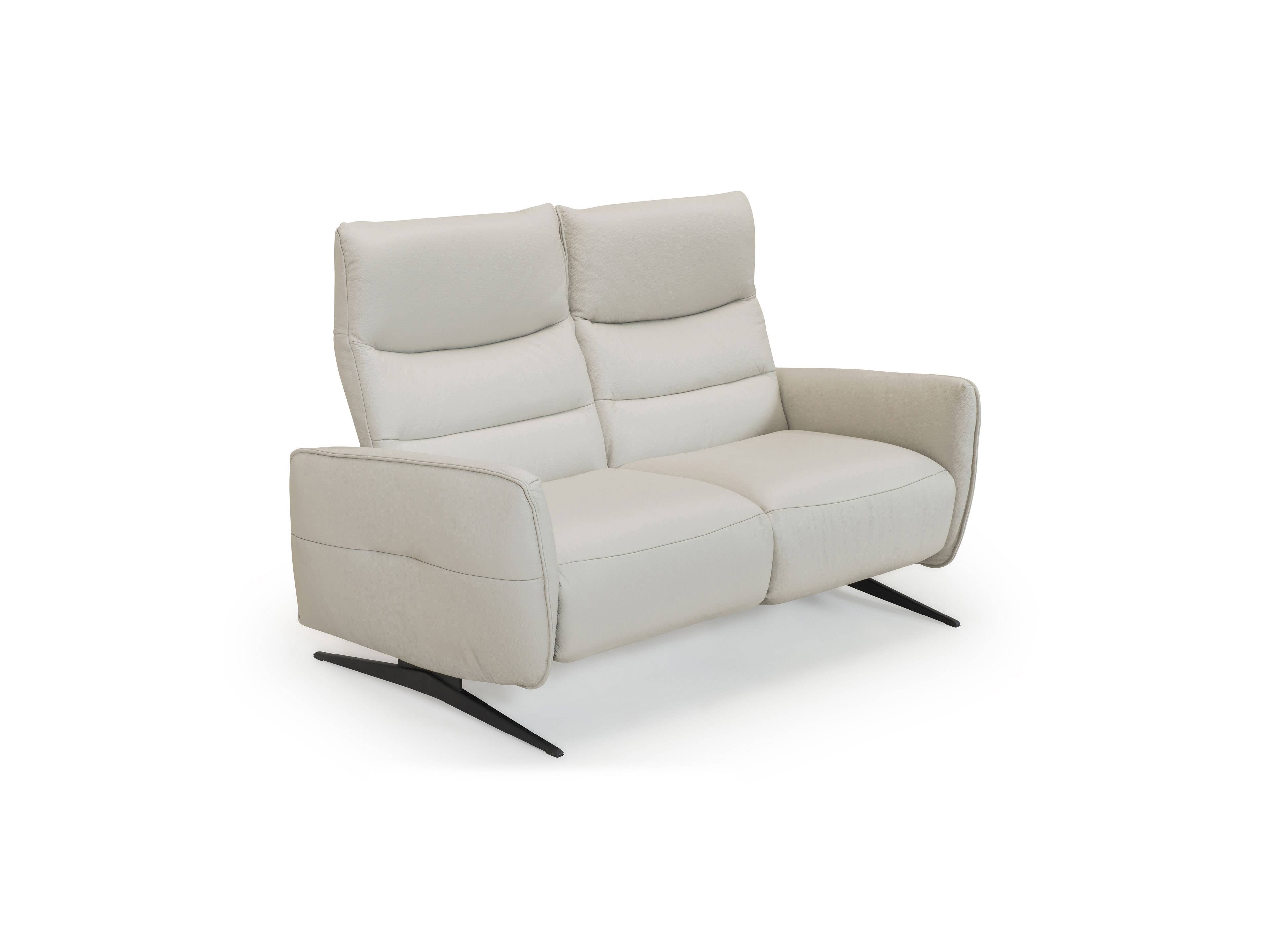 2-Sitzer Sofa mit hellem Lederbezug, hoher Rückenlehne, Armlehnen und schwarzen Metallfüßen