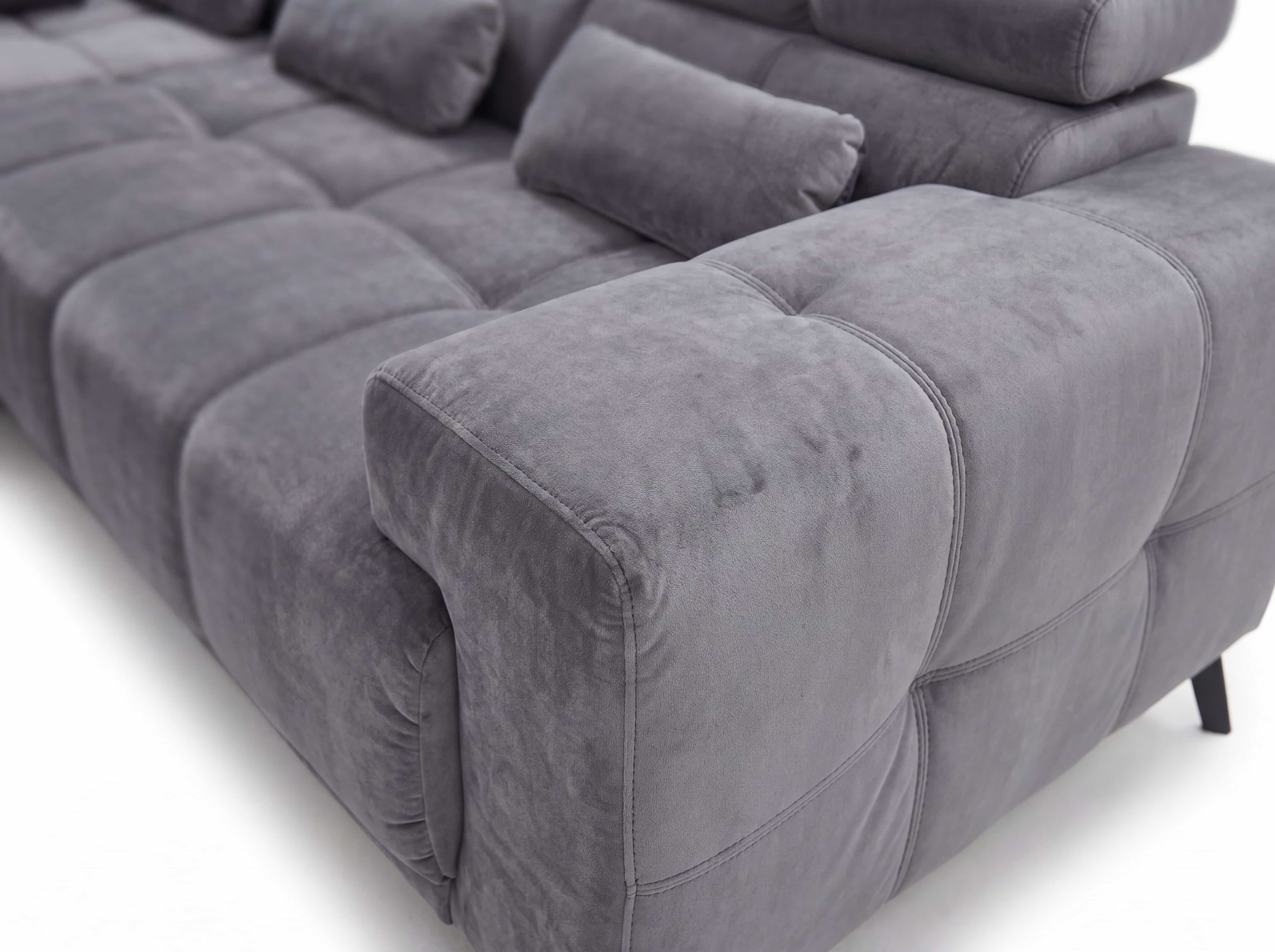 Ecksofa in grauem Stoff mit breiter Armlehne, gesteppten Sitzflächen und verstellbarem Kopfteil