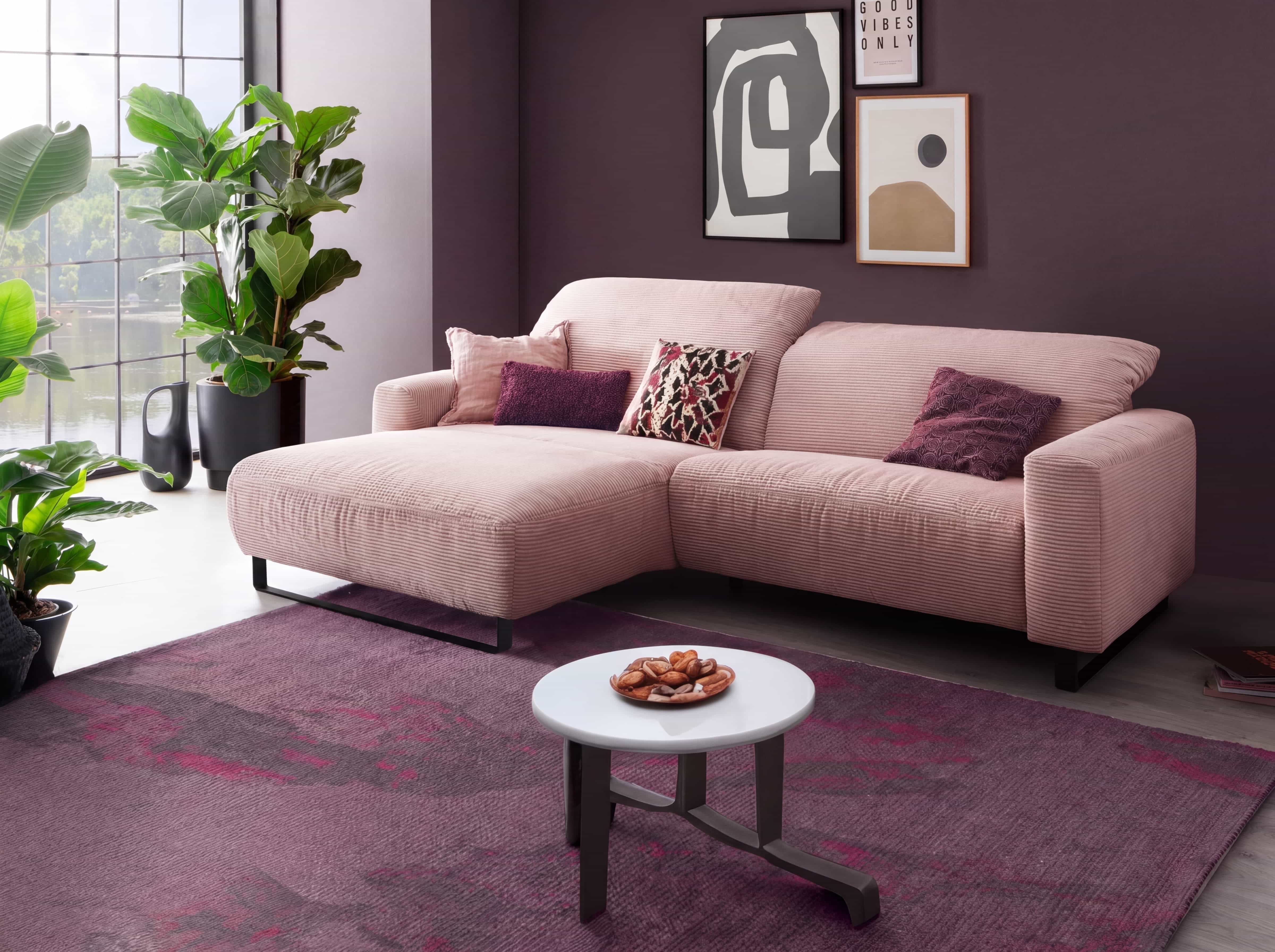 Ecksofa Calvene – rosafarbener Cordbezug, L-Form, Armlehnen, schwarze Metallfüße, Zierkissen