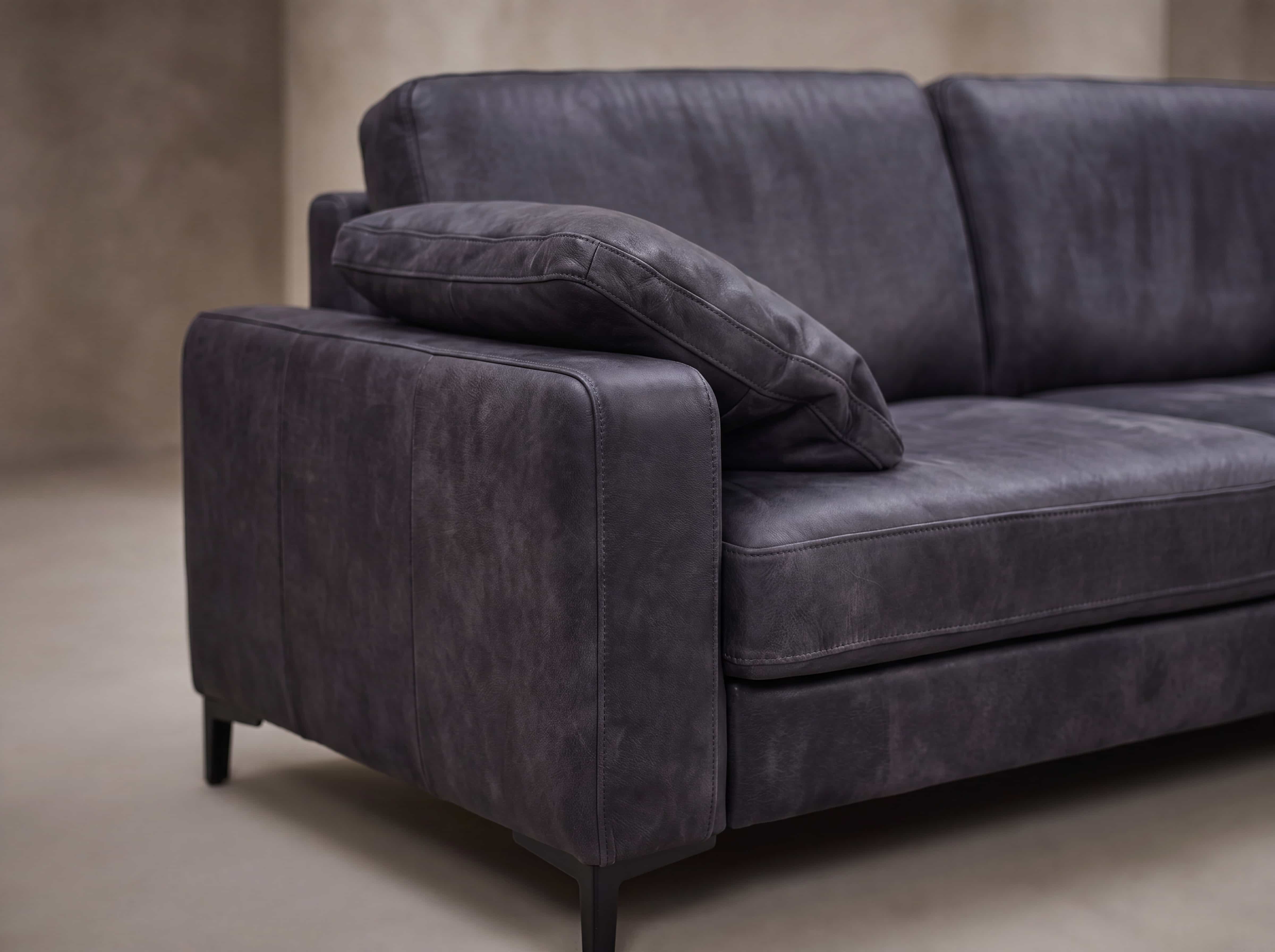 2-Sitzer Sofa Kabs in dunklem Leder mit breiter Armlehne, geradliniger Form und Metallfüßen