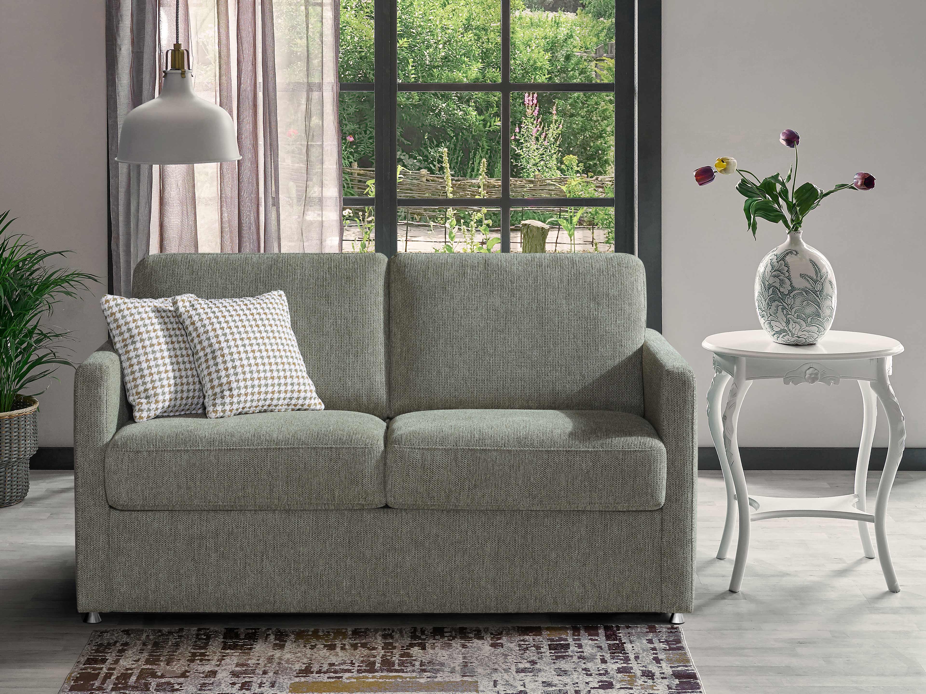 2-Sitzer-Sofa Kabs Polsterwelt mit hellgrauem Stoffbezug, geraden Armlehnen und zwei Kissen