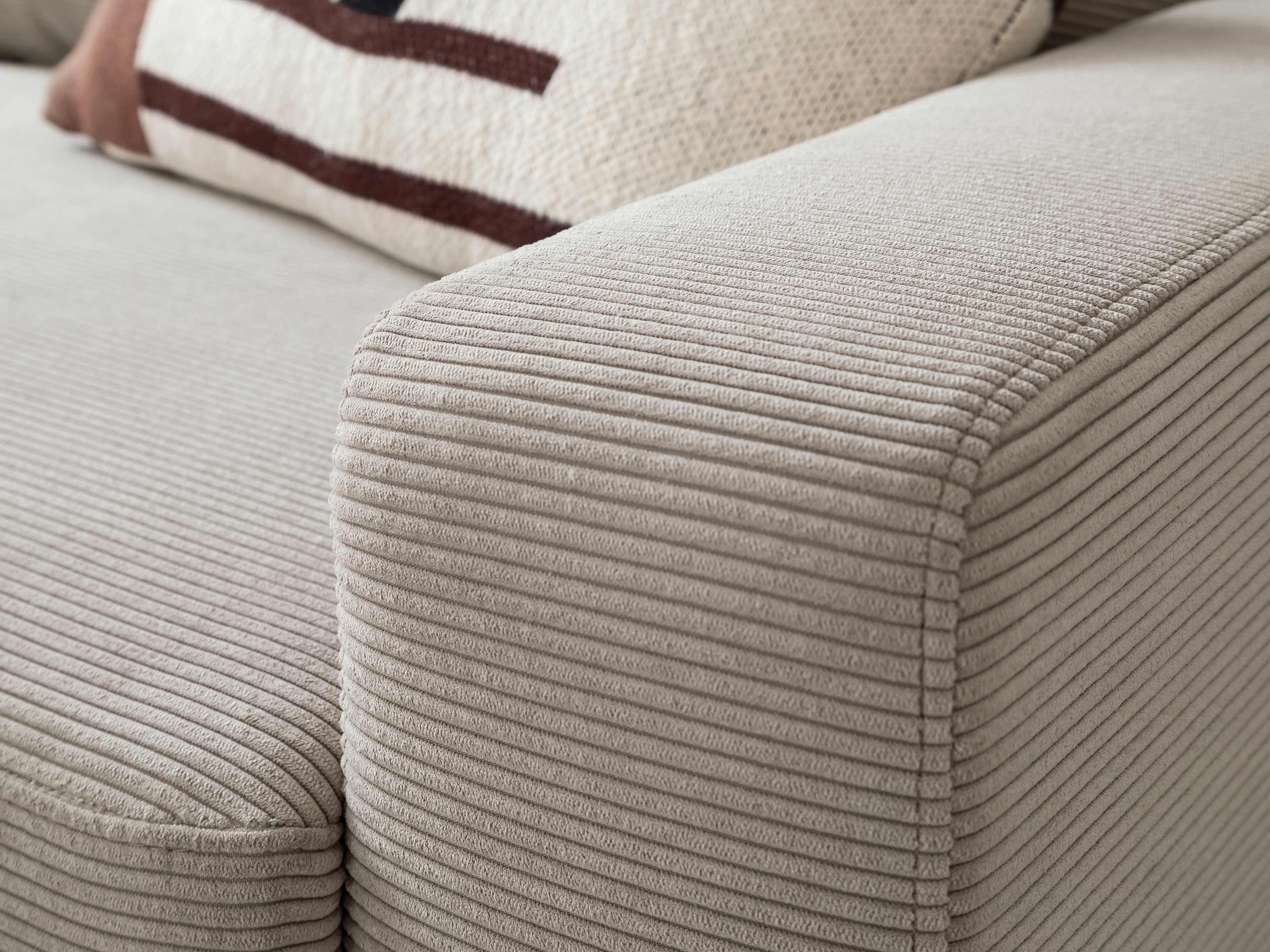 Sofa Kabs Polsterwelt mit breiter Armlehne aus beigefarbenem Cordstoff und sichtbarer Rillenstruktur