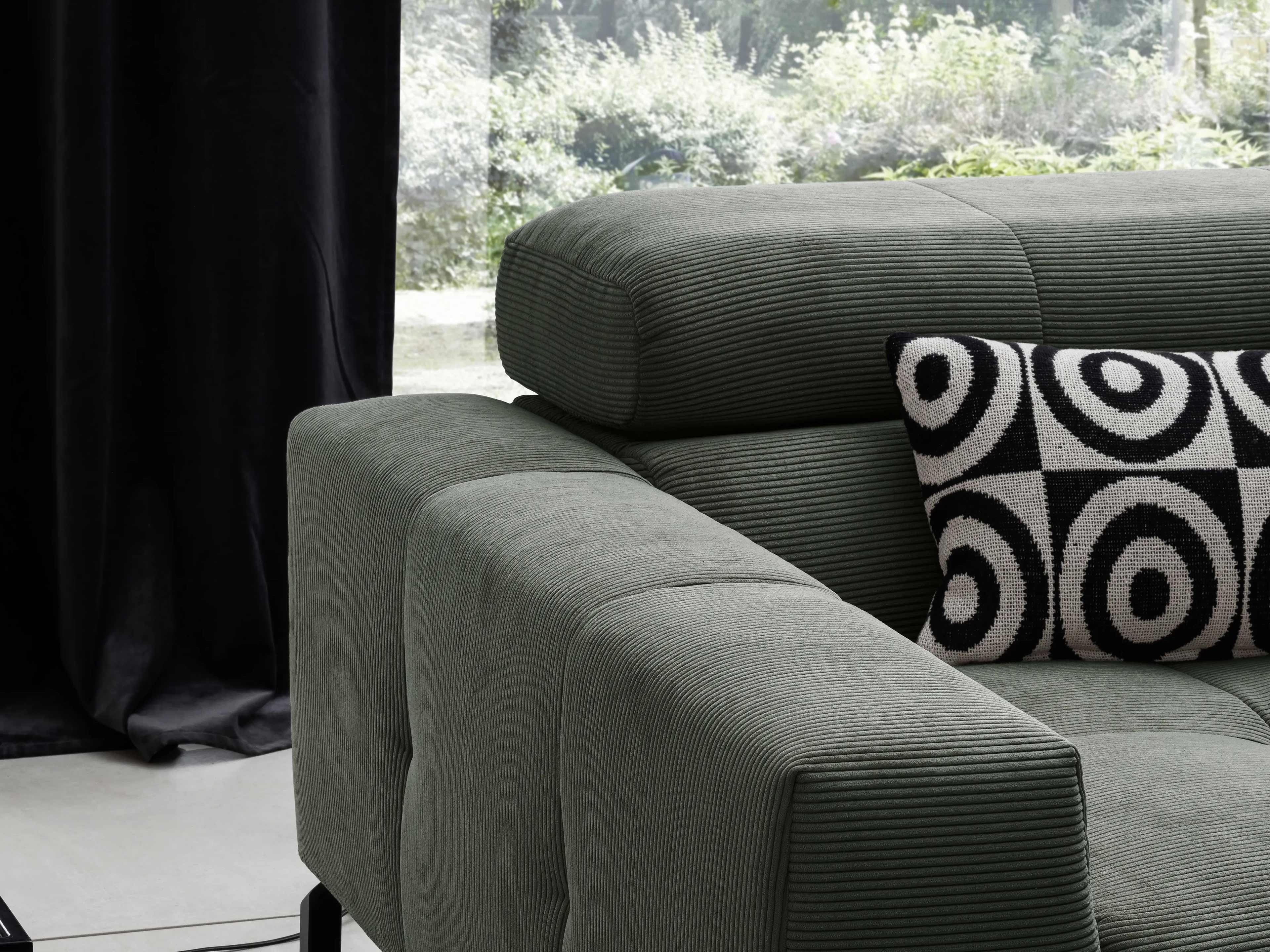 Ecksofa Cord Velia in Olivgrün mit breiter Armlehne und modernem schwarzem Metallfuß