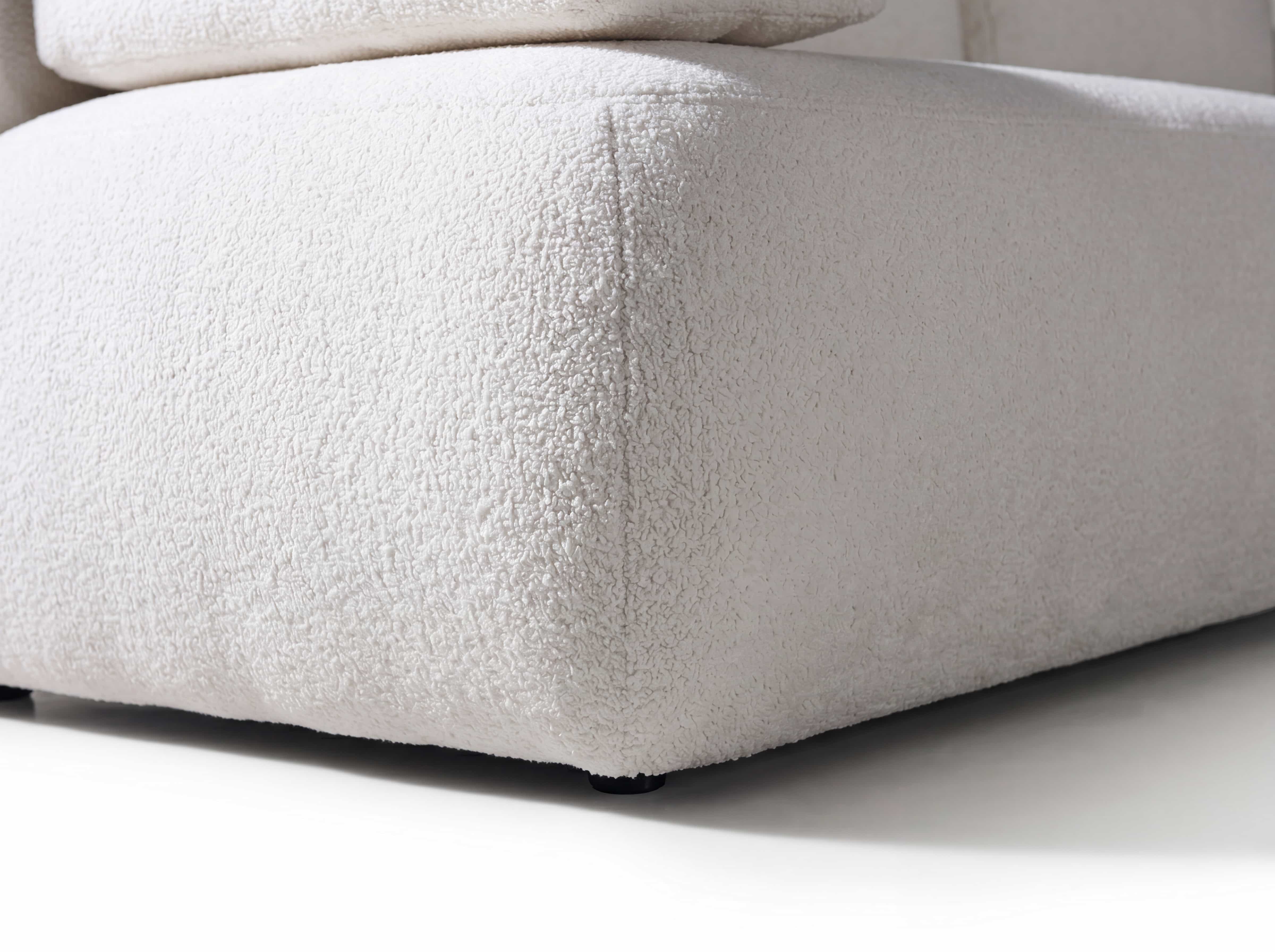 Ecksofa Kabs Polsterwelt mit weißem Bouclé-Stoffbezug, gerade Linien und gepolsterter Sitzfläche