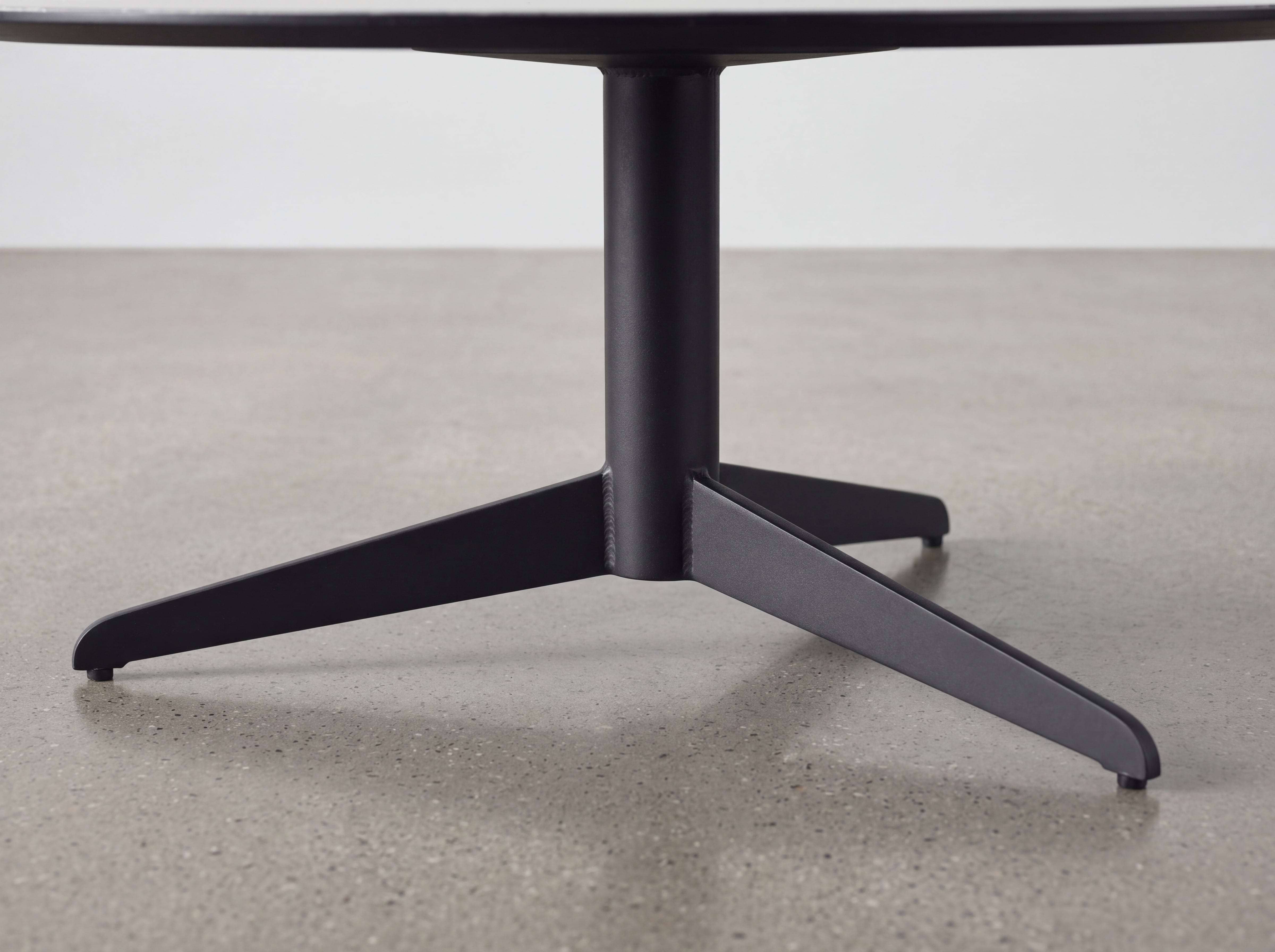 Runder Esstisch mit dreibeinigem Metallgestell in Schwarz, matt, zylindrische Mittelsäule