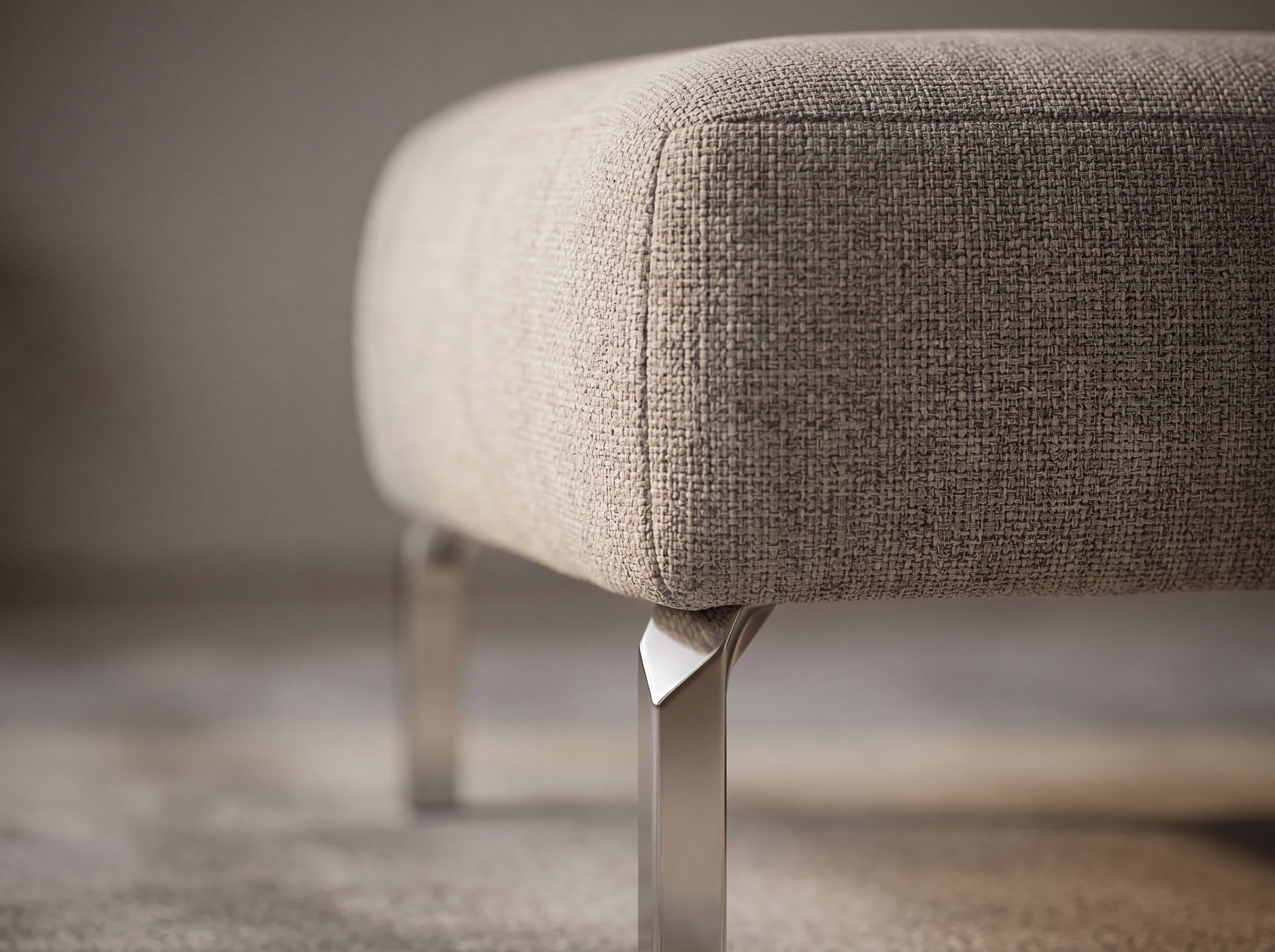 Hocker mit eckiger gepolsterter Sitzfläche aus beigefarbenem Stoff und Metallfüßen