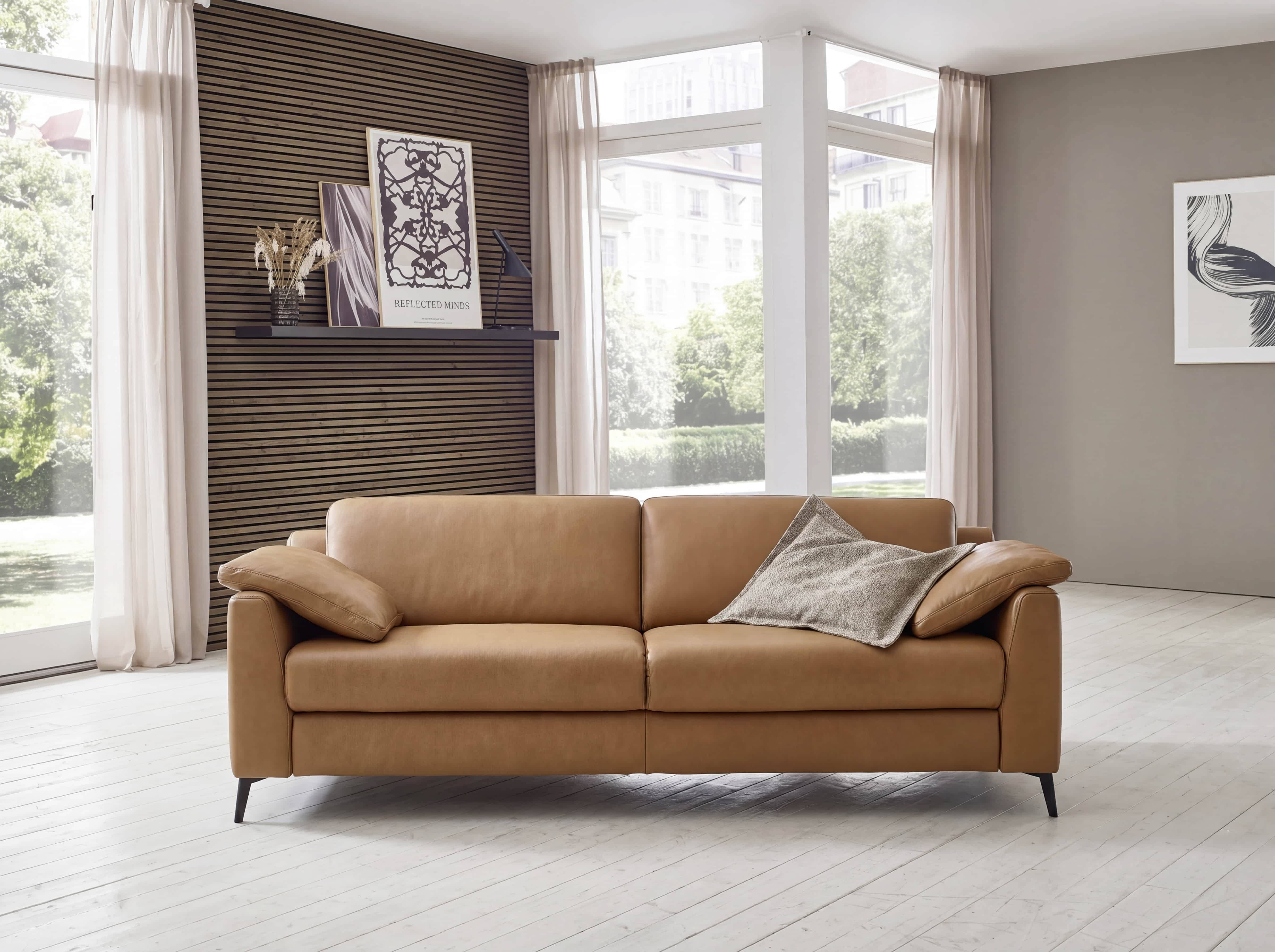 3-Sitzer Ledersofa Nubo in Cognac mit Armlehnen, hohen Rückenlehnen und schwarzen Metallfüßen
