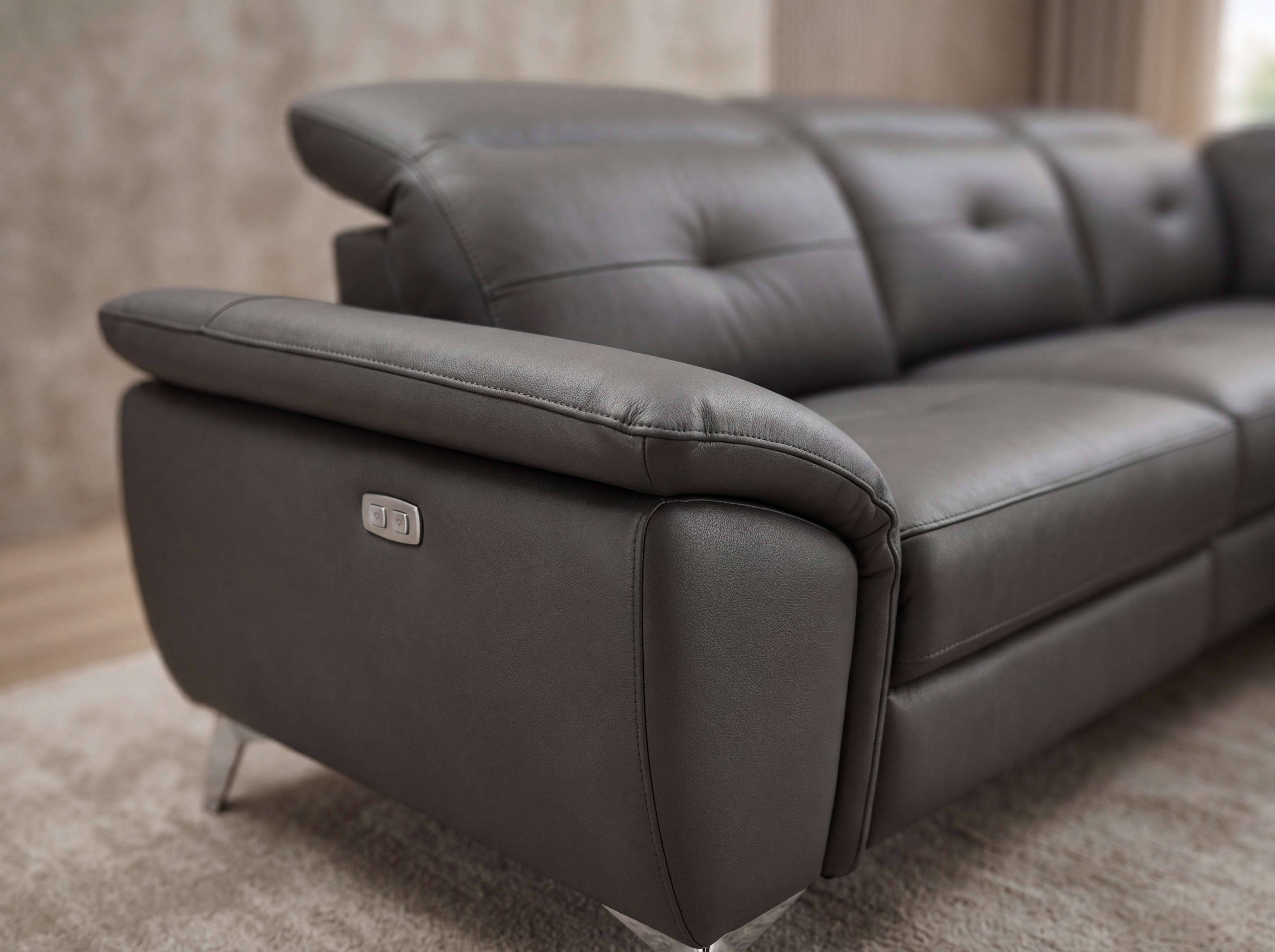 Ecksofa Modell mit grauem Lederbezug, verstellbarer Kopfstütze und Metallfüßen, seitlich Bedienelement