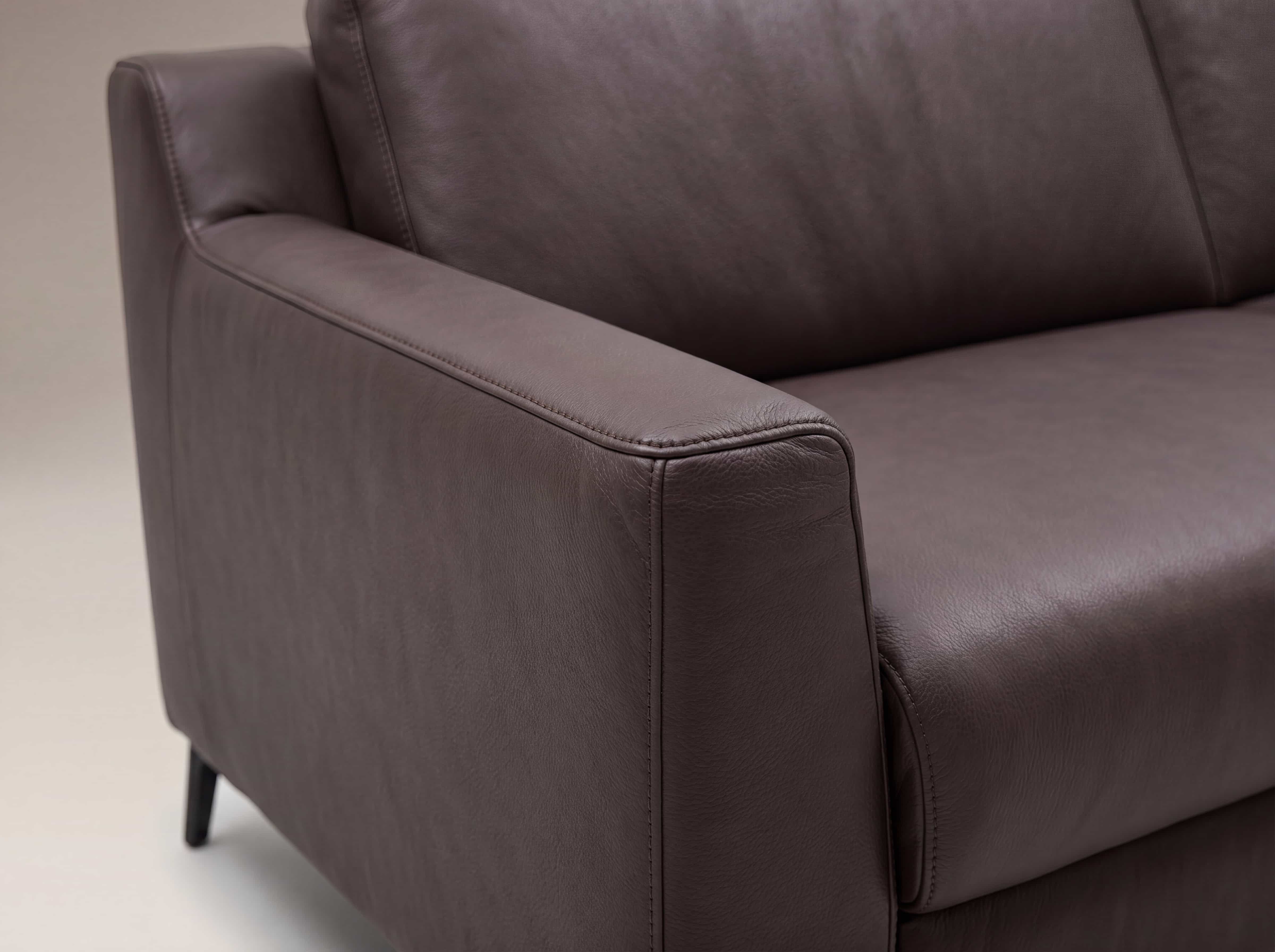 2-Sitzer Sofa Livorno mit glattem, braunem Lederbezug und gerader Armlehne, schwarzer Fuß