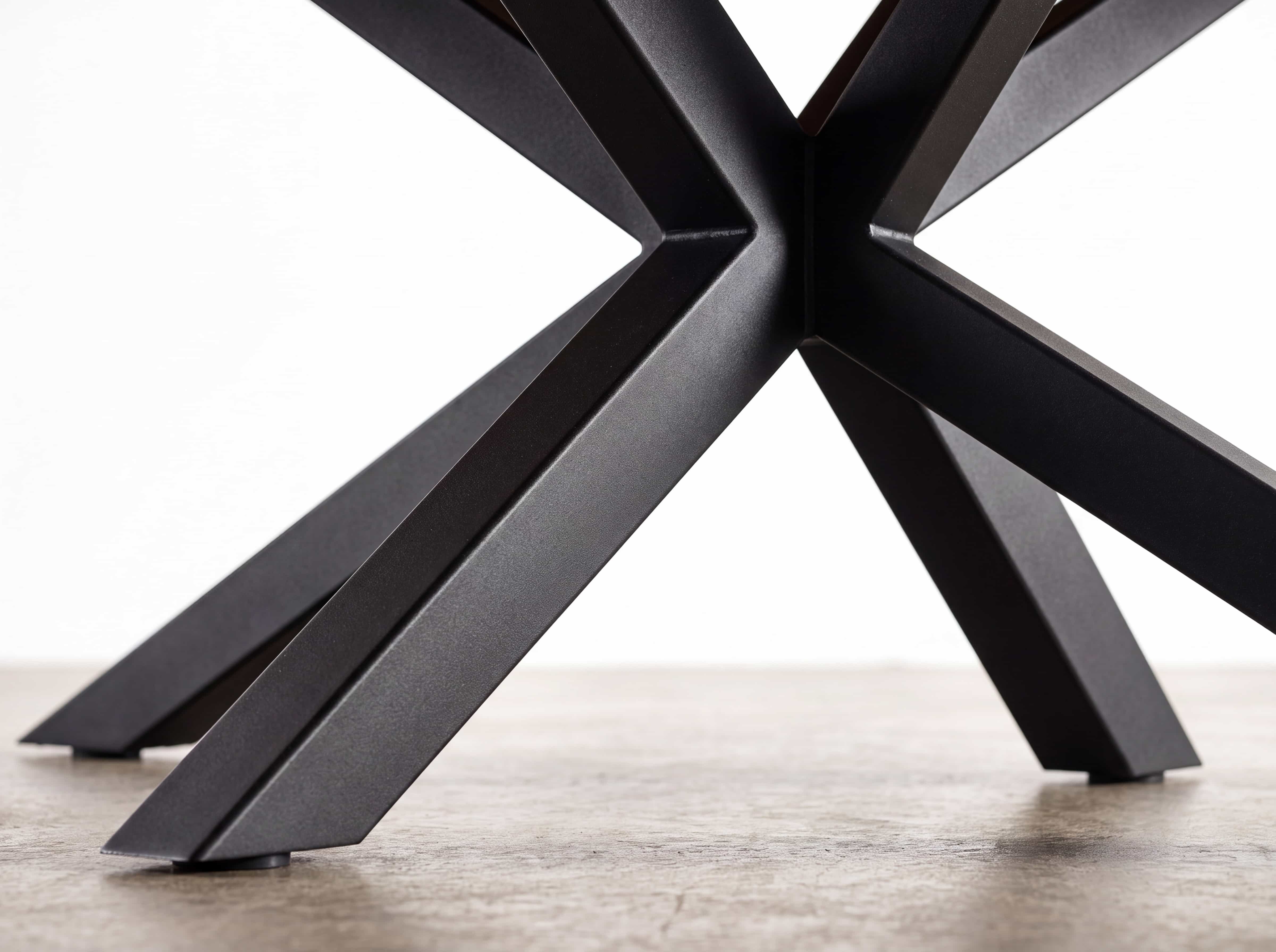 Esstisch mit schwarzem Metall-Kreuzgestell und markanter X-Form, Detailansicht des Tischfußes