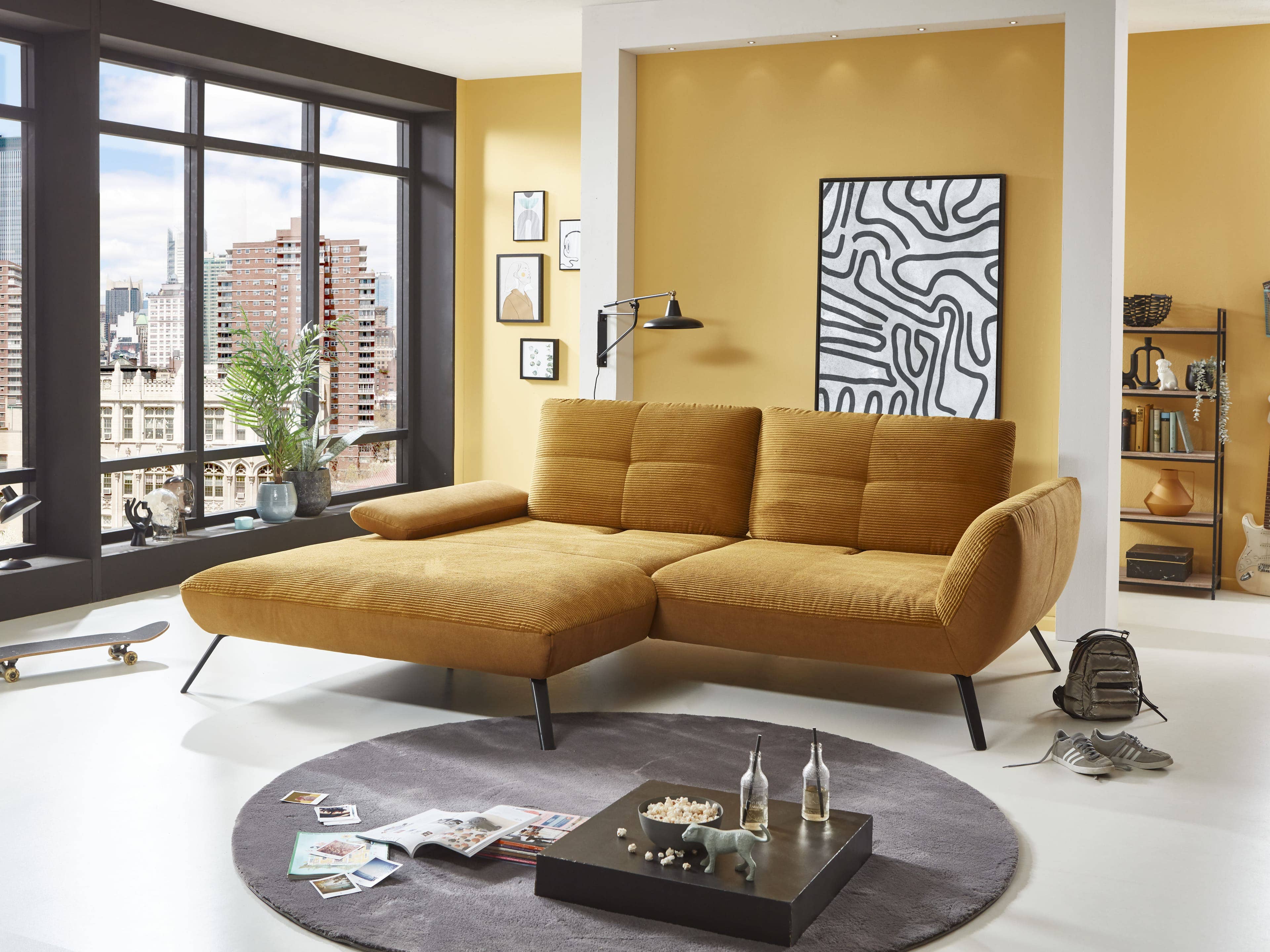Ecksofa Paola – senfgelber Cordbezug in L-Form mit Armlehne und schwarzen Metallfüßen